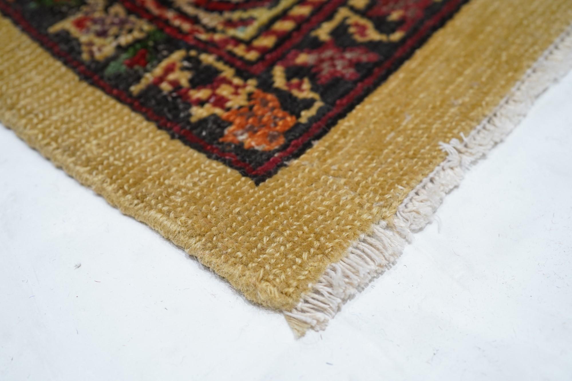 Antique Farahan Rug In Good Condition For Sale In New York, NY