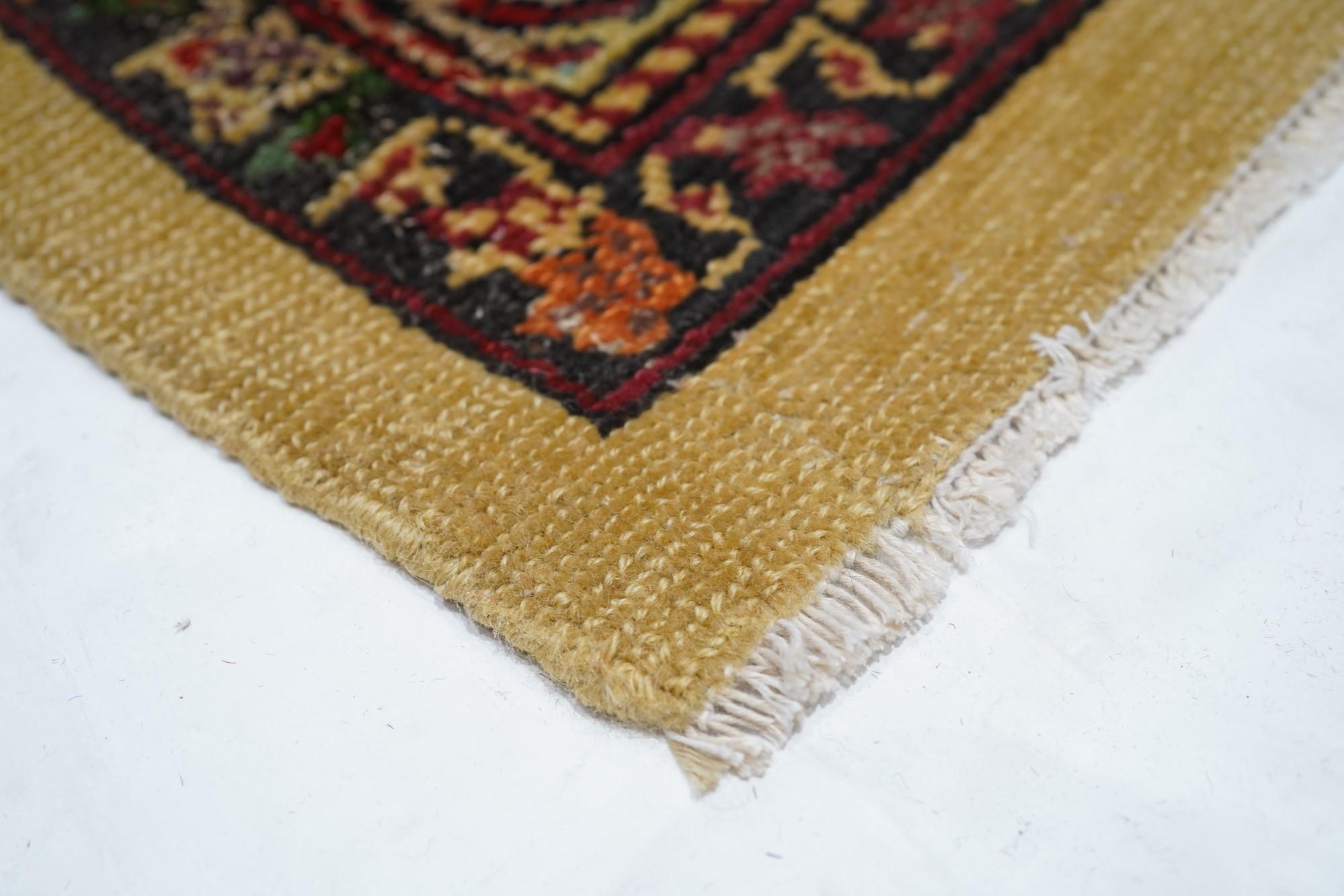 Antiker Farahan-Teppich 4'3'' x 6'5'' (Persisch) im Angebot