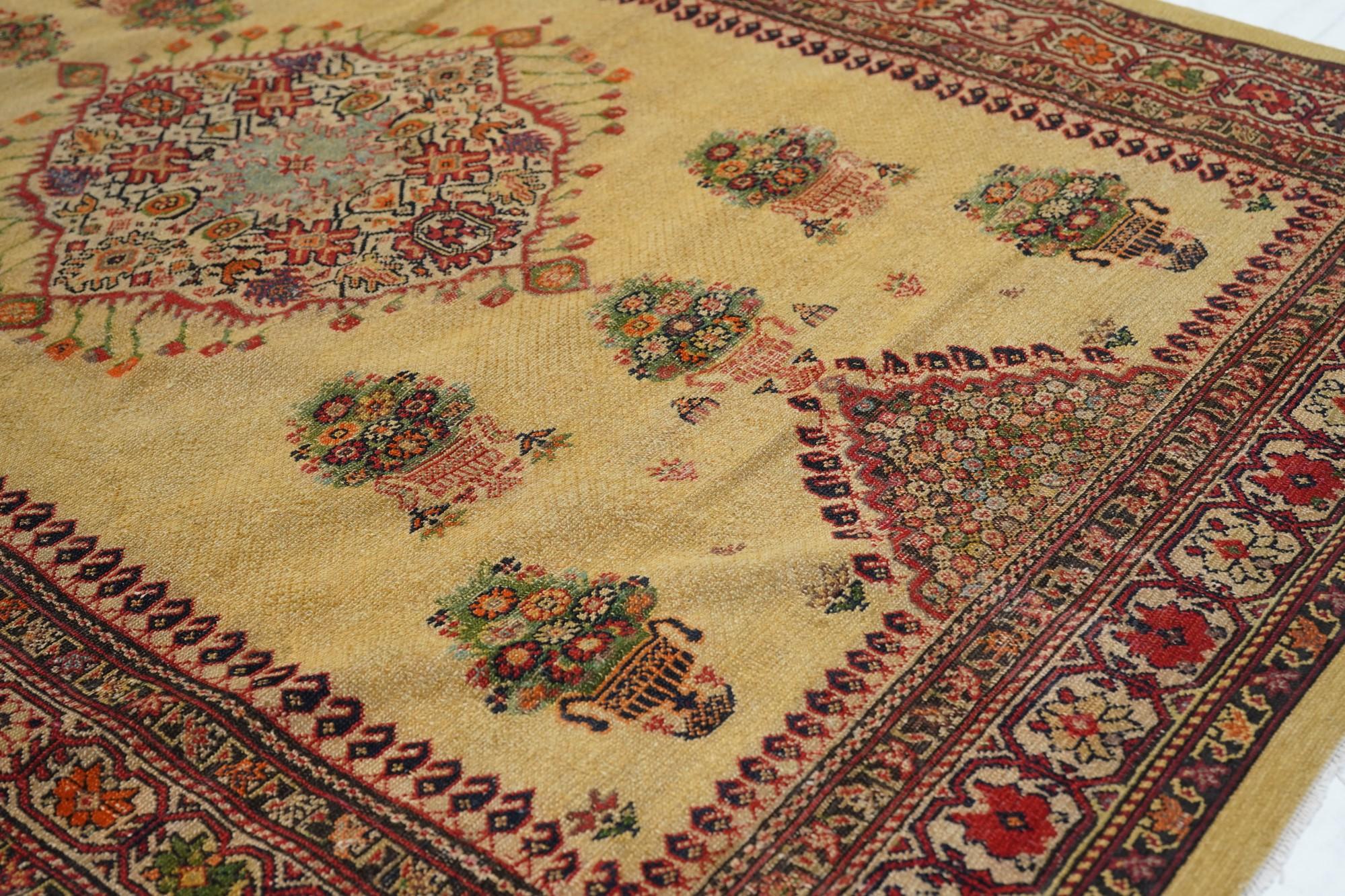Antiker Farahan-Teppich 4'3'' x 6'5'' (Spätes 19. Jahrhundert) im Angebot