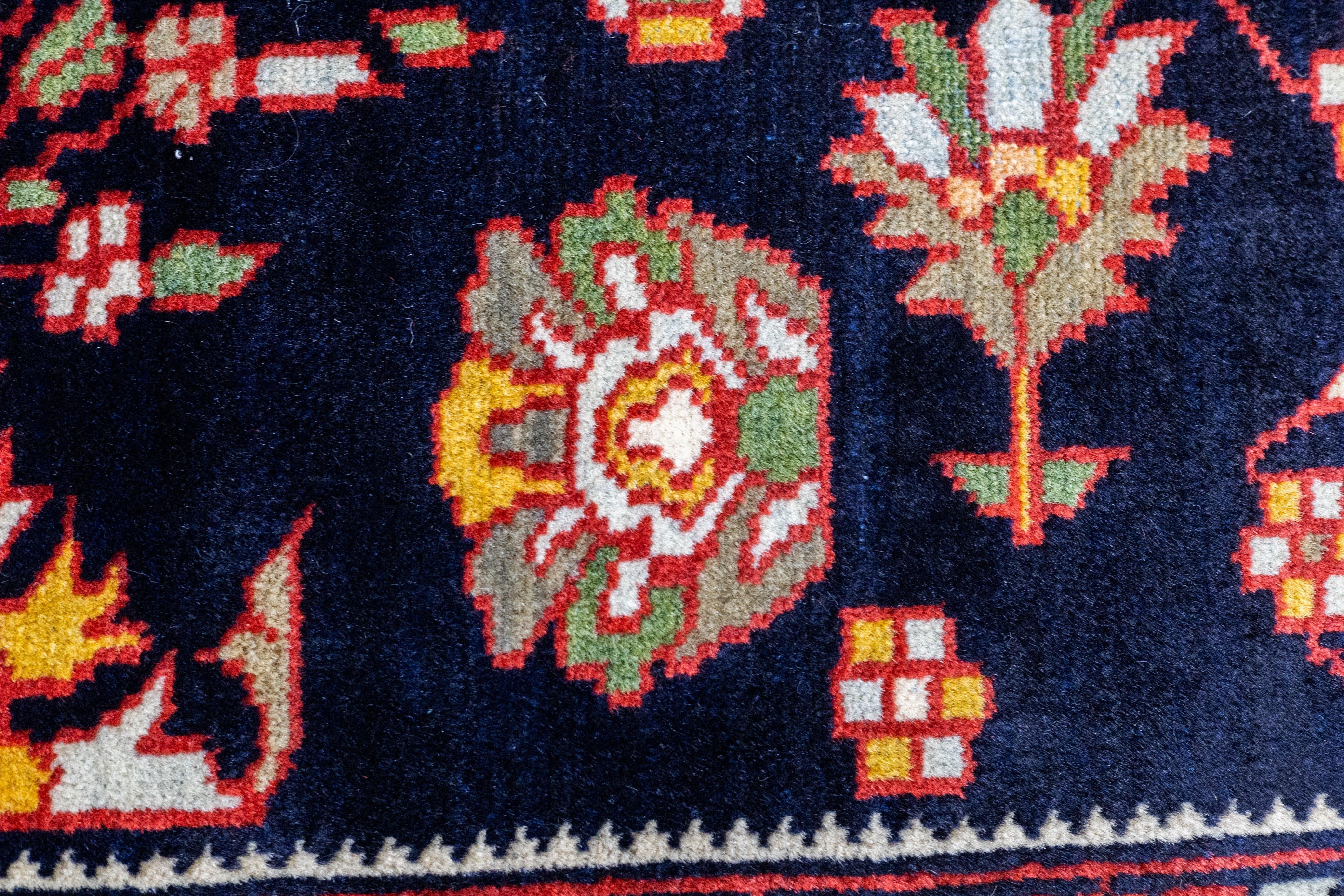 Antique Farahan Rug 4'4'' x 6'6'' For Sale 4