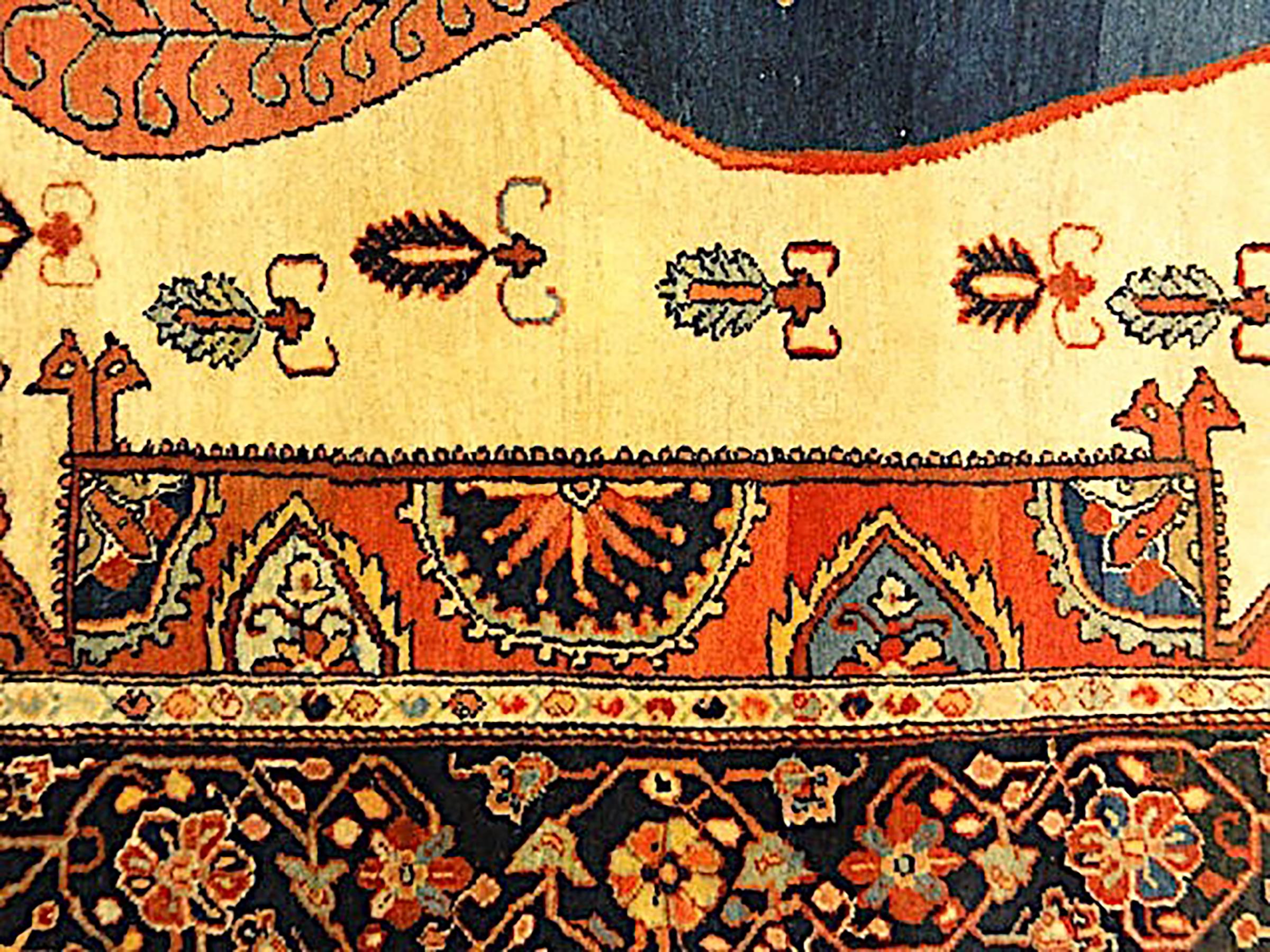 Antique Farahan Rug with Shahpour statue woven on it In Good Condition For Sale In Santa Barbara, CA