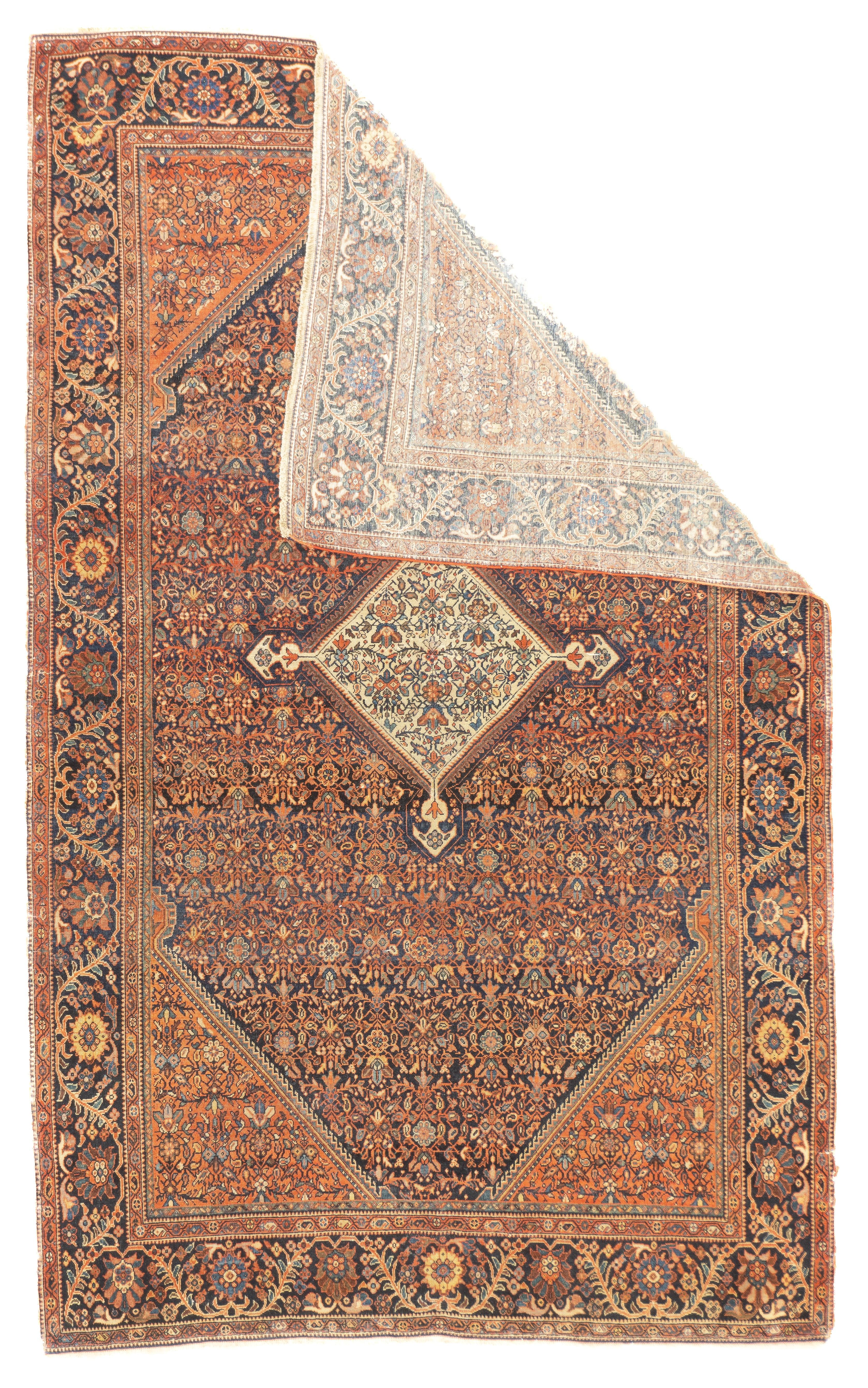 Antiker Farahan Sarouk 4'1'' x 6'8''. Dieser lange arminische Teppich aus dem südlichen Kaukasus zeigt ein reiches marineblaues Feld, das ein sechseckiges Gitter trägt, das reihenweise umgekehrte Botehs einschließt, die ein Übermusterungsmuster aus