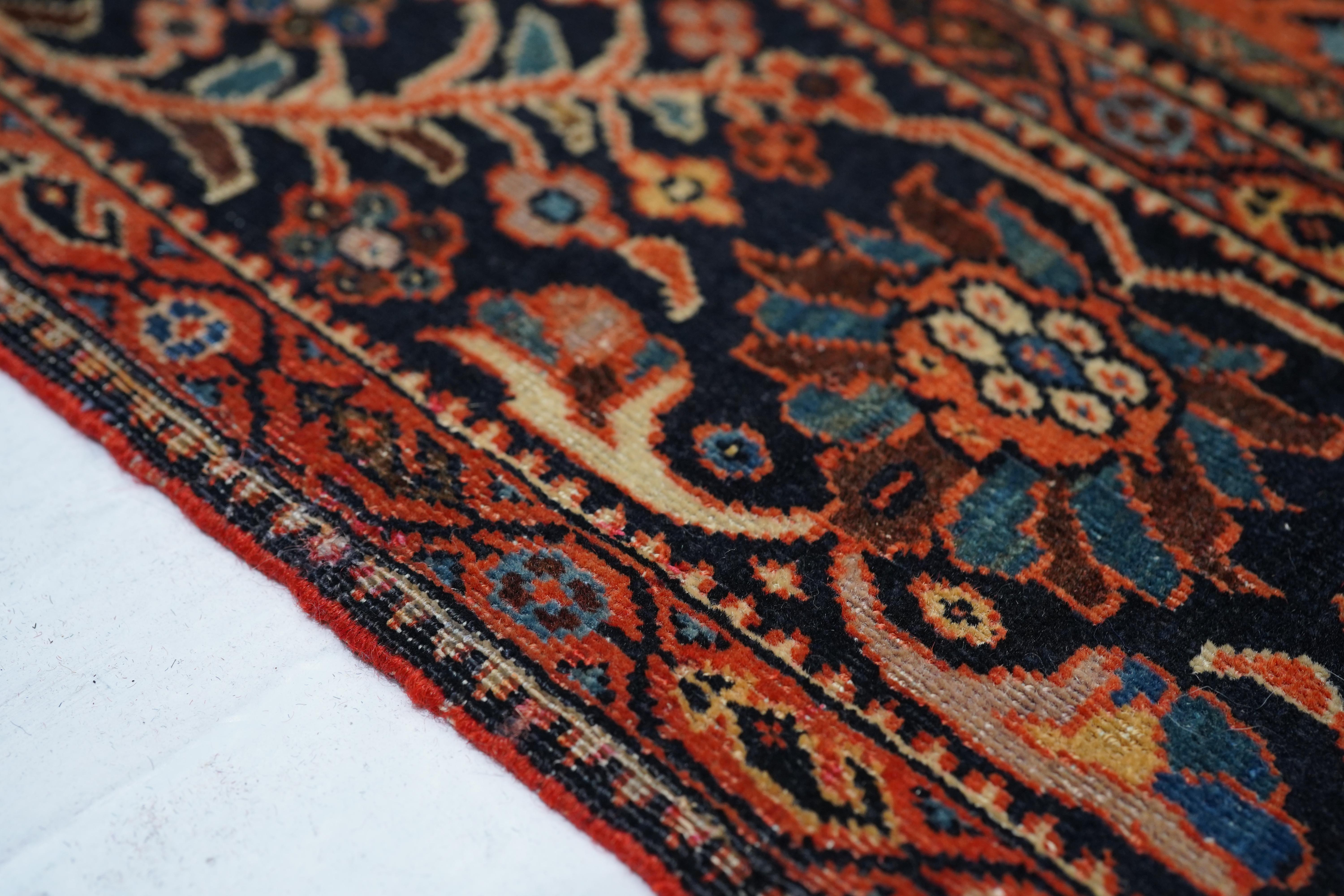 Antike Farahan Sarouk 4'1'' x 6'8'' im Zustand „Gut“ im Angebot in New York, NY