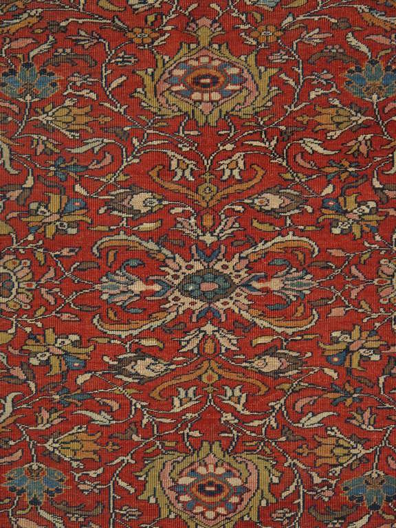 Fein gewebte Farahan-Sarouks wurden im späten 19. Jahrhundert bis kurz vor dem Ersten Weltkrieg hergestellt. Sie sind extrem selten geworden und werden wegen ihrer Kunstfertigkeit und Farben sehr geschätzt. Dies ist ein schönes Beispiel aus dem