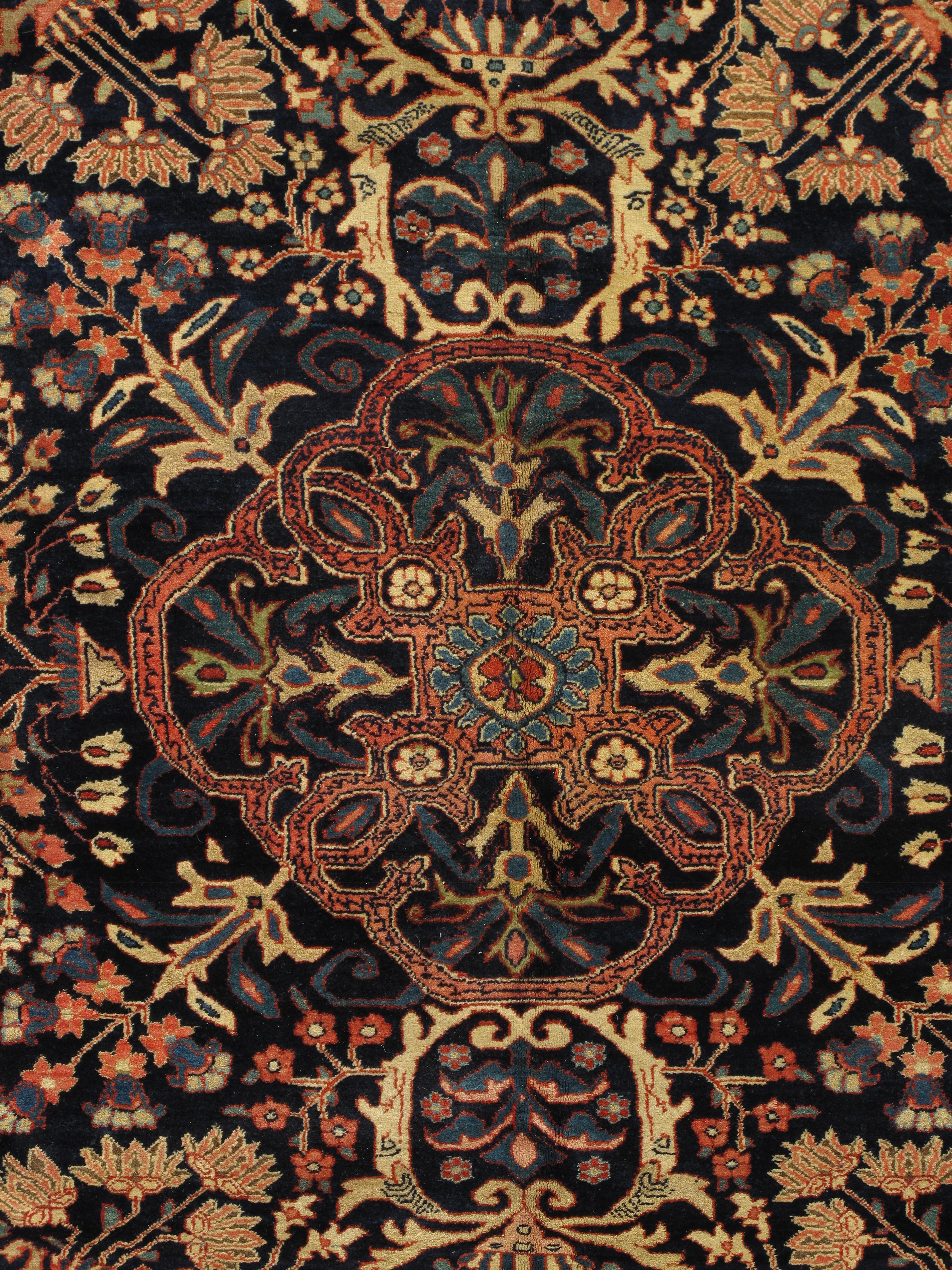 Antiker Farahan Sarouk-Teppich, handgefertigter orientalischer Teppich, marineblau,  Elfenbein, Grün, Rot, Rot (Handgeknüpft) im Angebot
