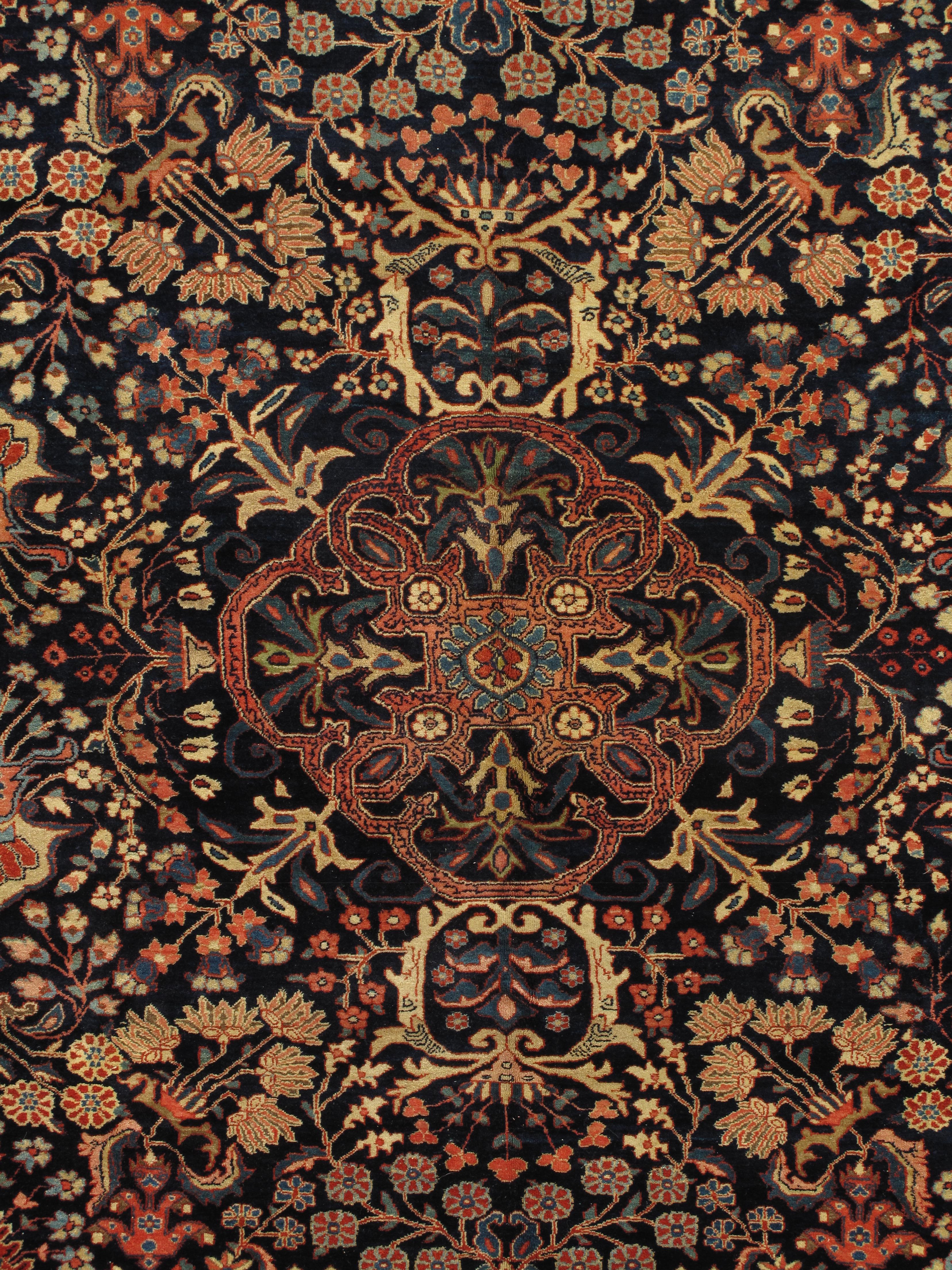 Antiker Farahan Sarouk-Teppich, handgefertigter orientalischer Teppich, marineblau,  Elfenbein, Grün, Rot, Rot im Zustand „Hervorragend“ im Angebot in Port Washington, NY