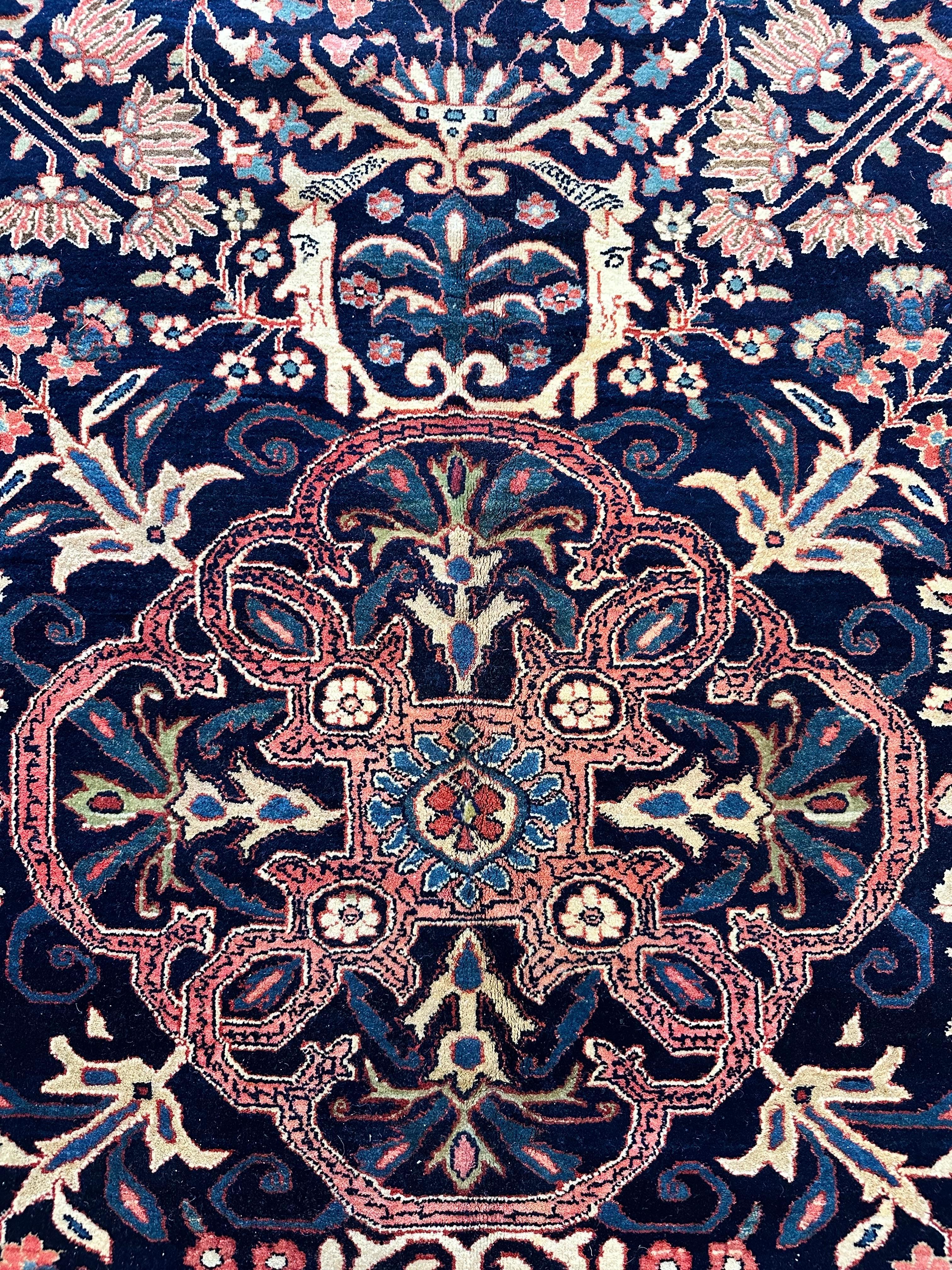 Antiker Farahan Sarouk-Teppich, handgefertigter orientalischer Teppich, marineblau,  Elfenbein, Grün, Rot, Rot (Wolle) im Angebot