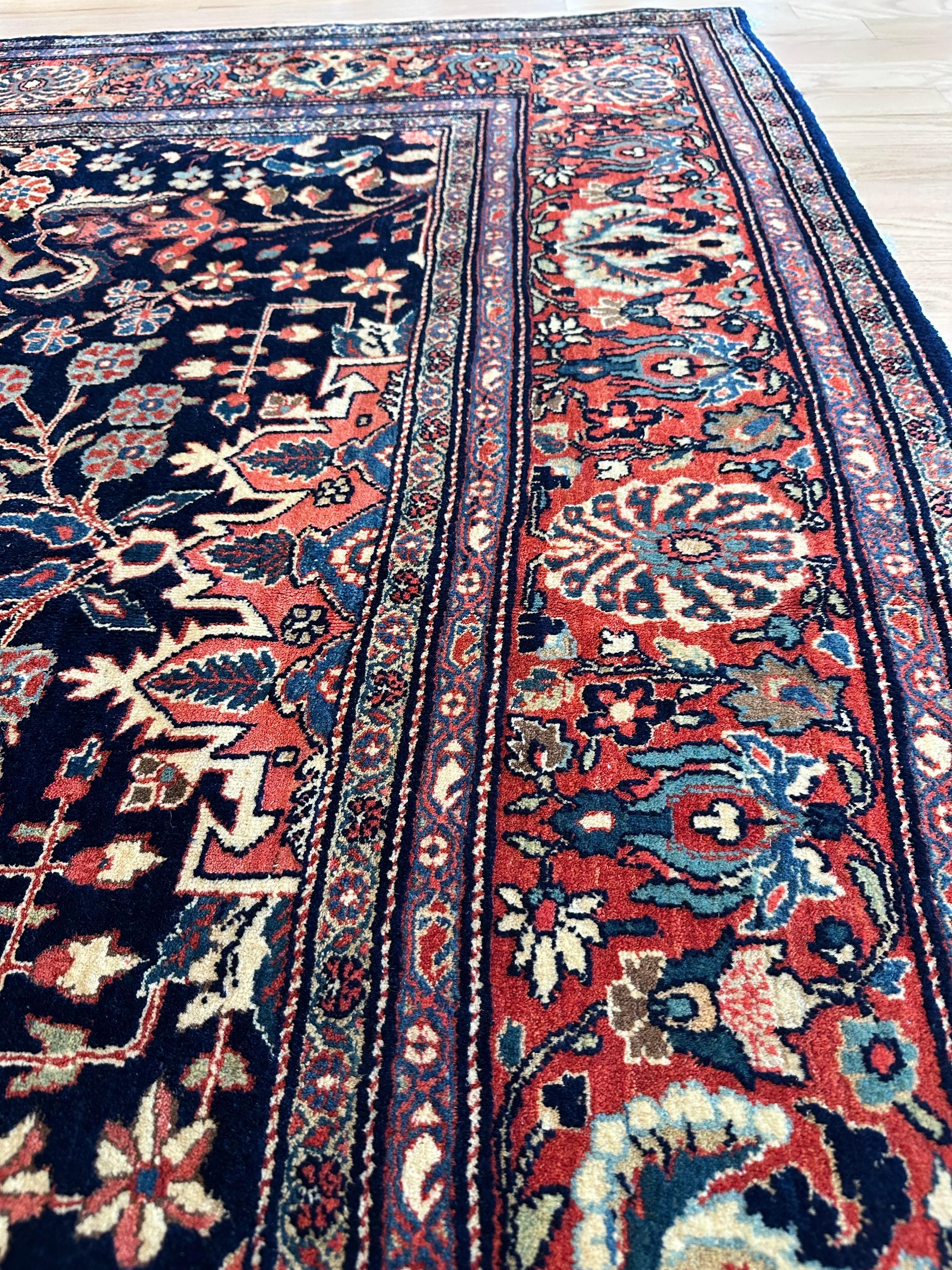 Antiker Farahan Sarouk-Teppich, handgefertigter orientalischer Teppich, marineblau,  Elfenbein, Grün, Rot, Rot im Angebot 1