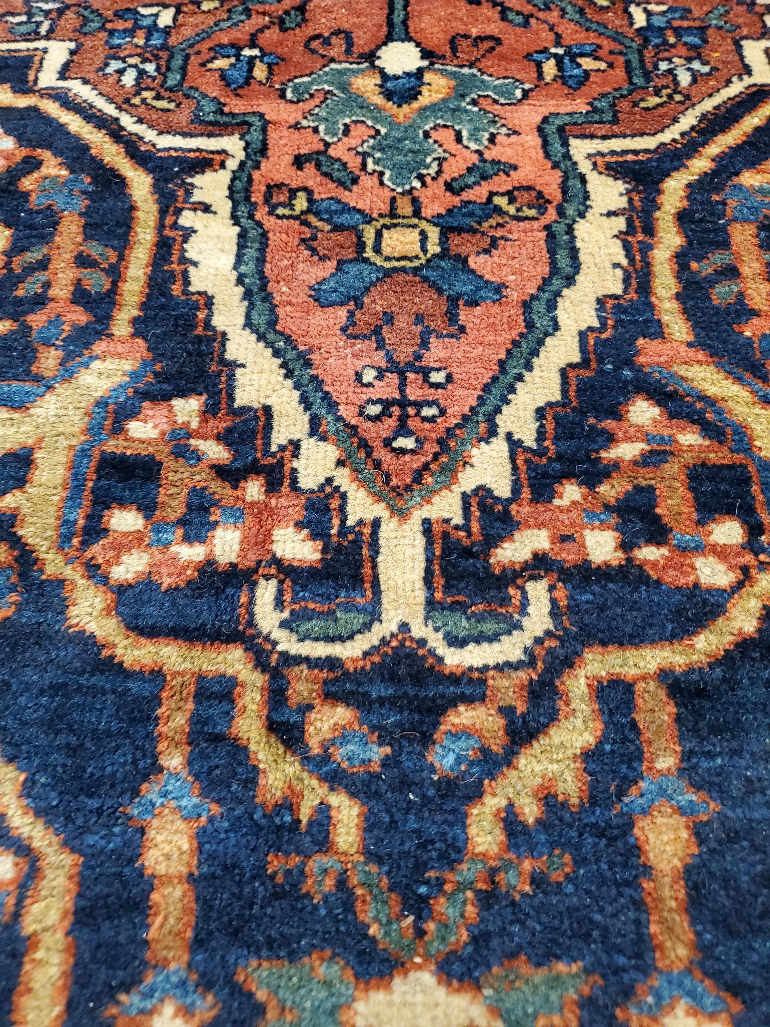 XIXe siècle Tapis ancien Farahan Sarouk, tapis oriental fait à la main, rouge, bleu marine, détails fins en vente