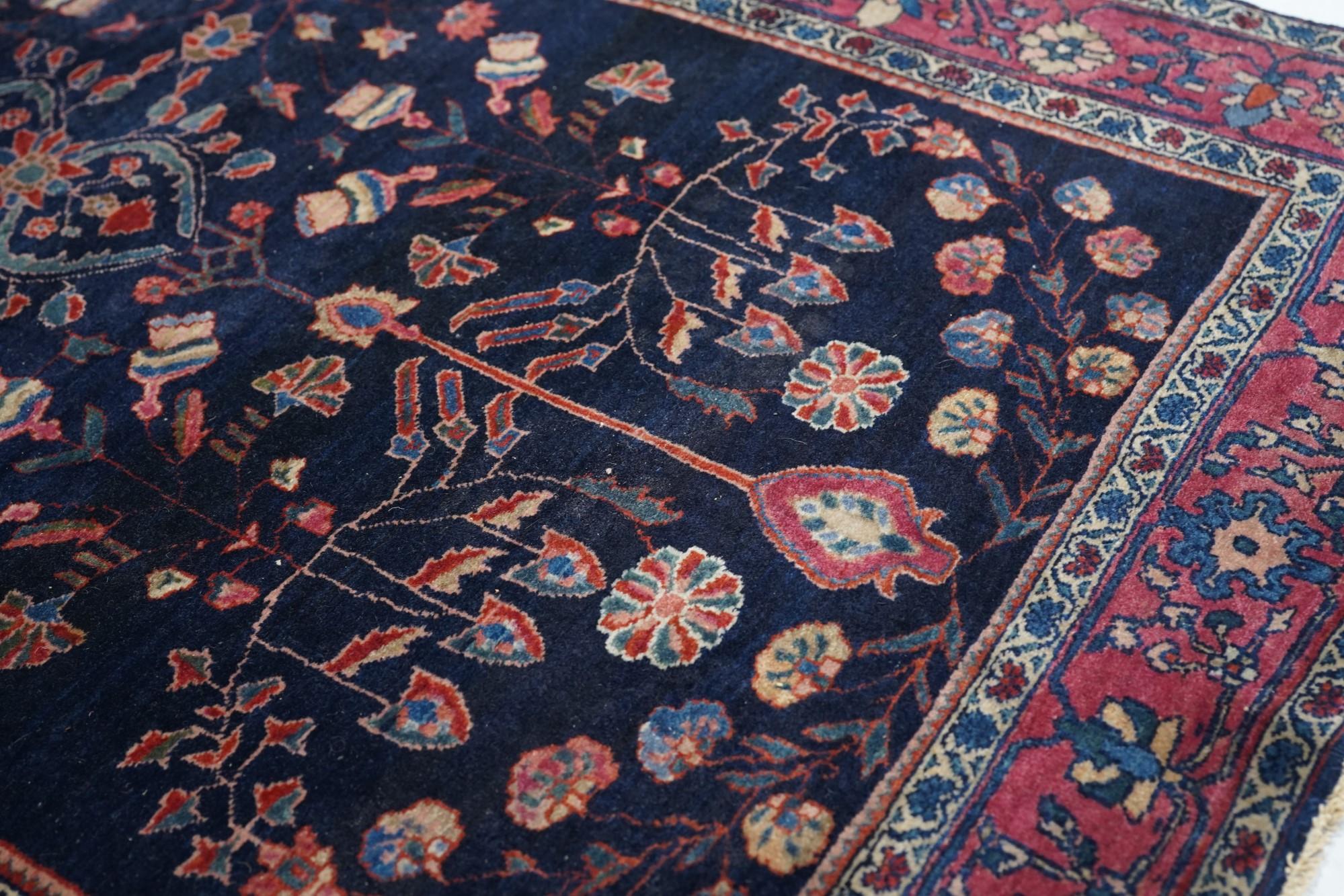 Antiker Sarouk Farahan-Teppich 3'3'' x 4'10'' (Frühes 20. Jahrhundert) im Angebot