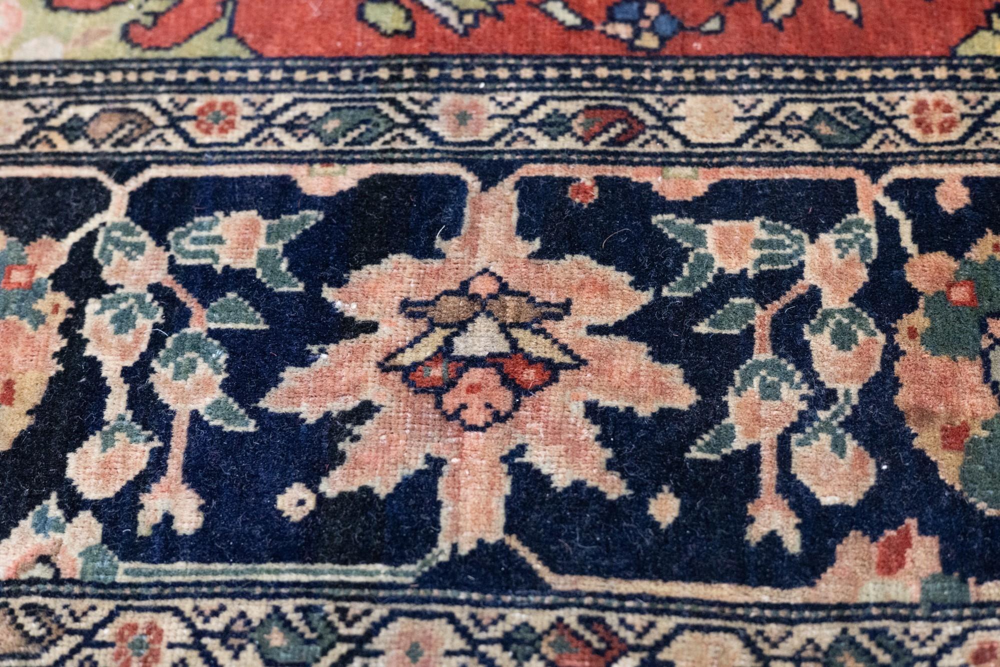 Antiker Farahan Sarouk-Teppich 3'4'' x 4'8'' (Persisch) im Angebot