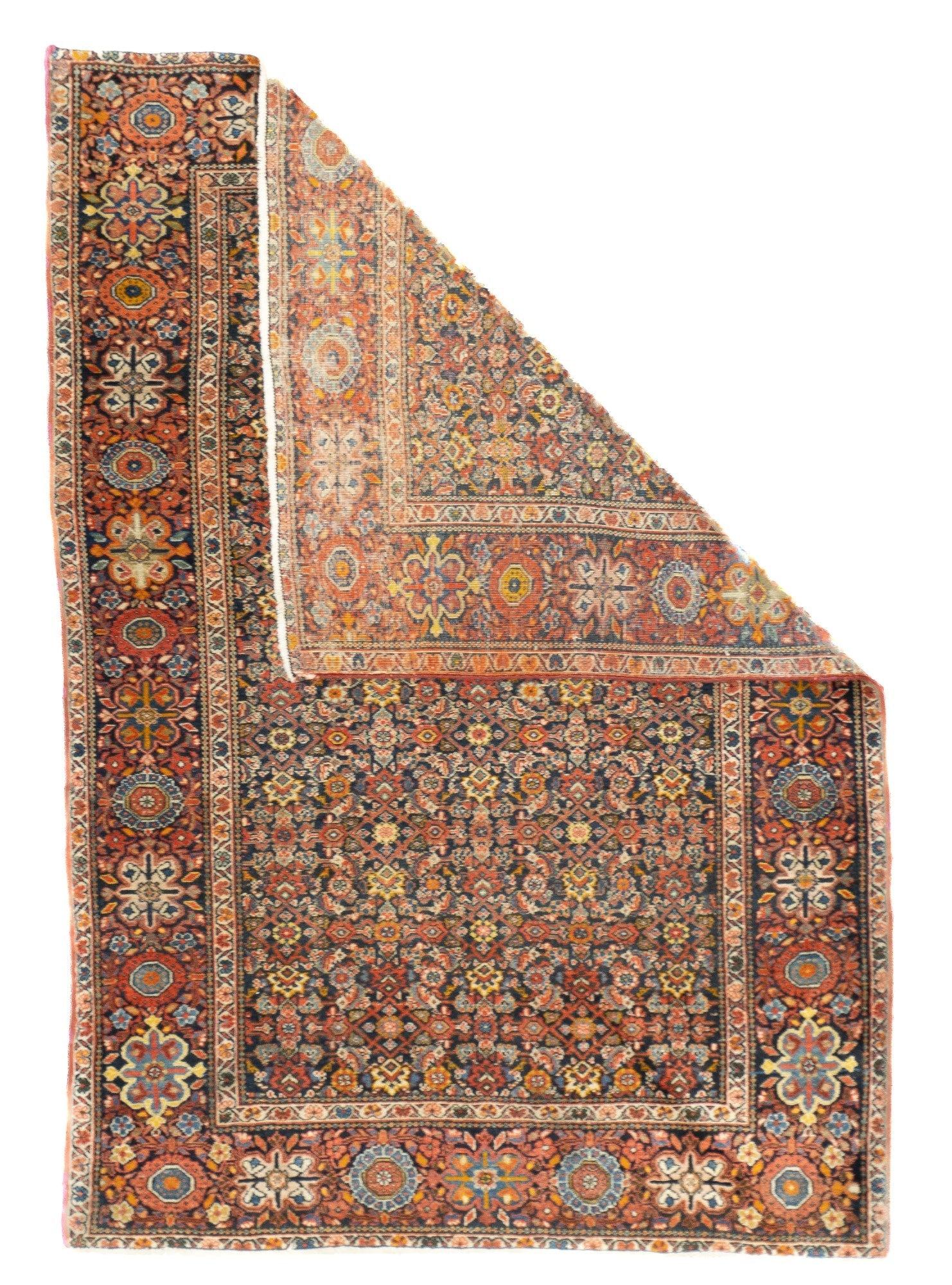 Antiker Farahan Sarouk Teppich 3'5'' x 4'10''.  Die in der Gegend von Arak/Sultanabad zwischen 1880 und 1910 hergestellten Streu- und raumgroßen Stücke mit fester und lederartiger, gut gewebter Textur und in kräftigen Rot-, Marine- und Ecru-Tönen,