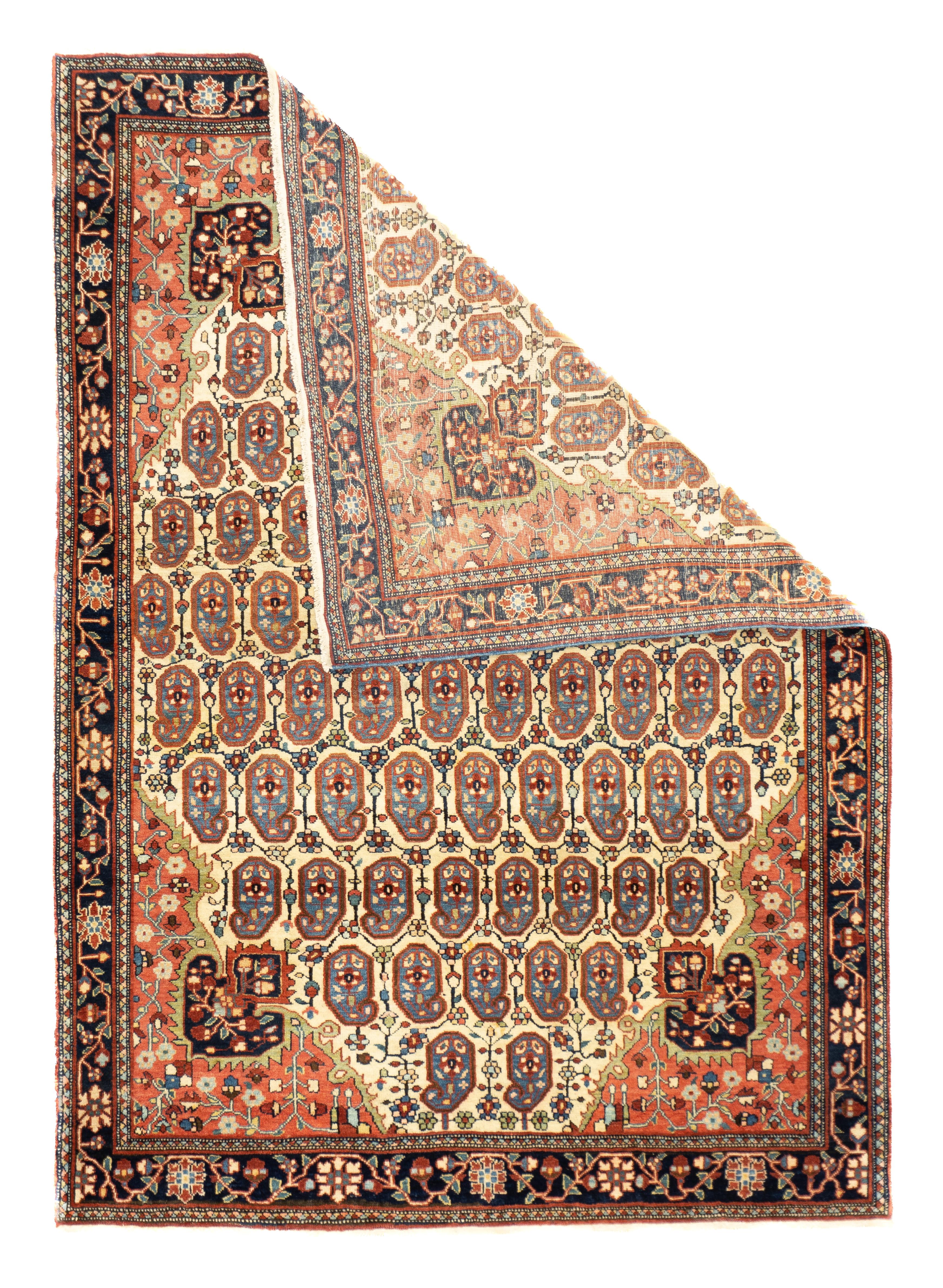 Tappeto antico Sarouk Farahan 3'8'' x 5'0''. Undici file affusolate e sfalsate di boteh blu acqua decorano il campo ecru, mentre i vasi navy sono inclinati agli angoli rossi. Bordo navy con un meandro di viticci in erba che serpeggia intorno a
