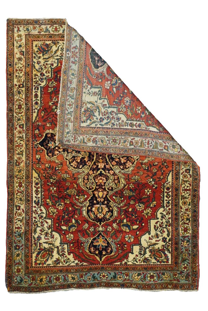 Antiker Farahan Sarouk Teppich 3'8'' x 5'2''. Die in der Gegend von Arak/Sultanabad zwischen 1880 und 1910 hergestellten Streu- und raumgroßen Stücke mit fester und lederartiger, gut gewebter Textur und in kräftigen Rot-, Marine- und Ecru-Tönen,