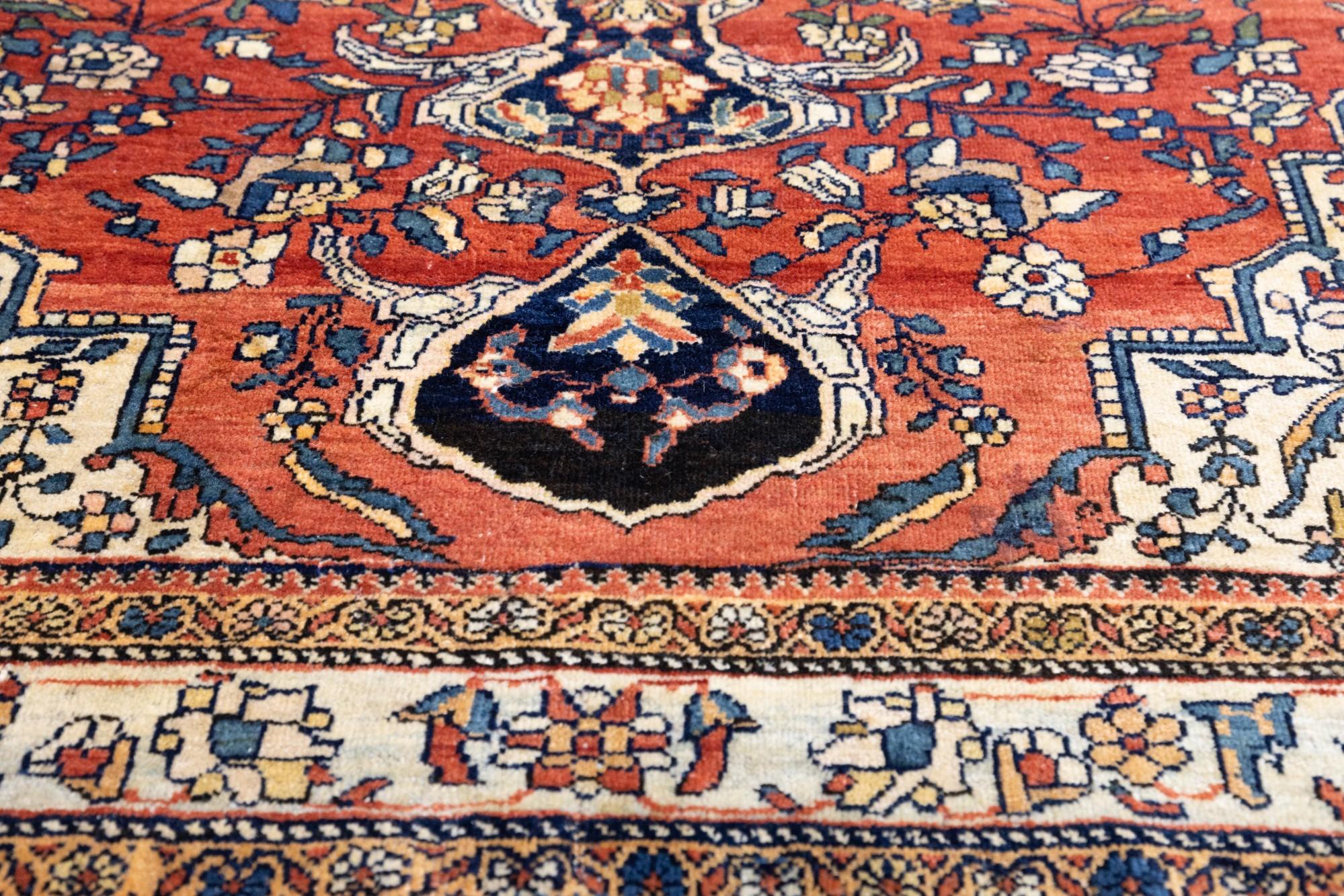 Antiker Farahan Sarouk-Teppich 3'8'' x 5'2'' (Persisch) im Angebot