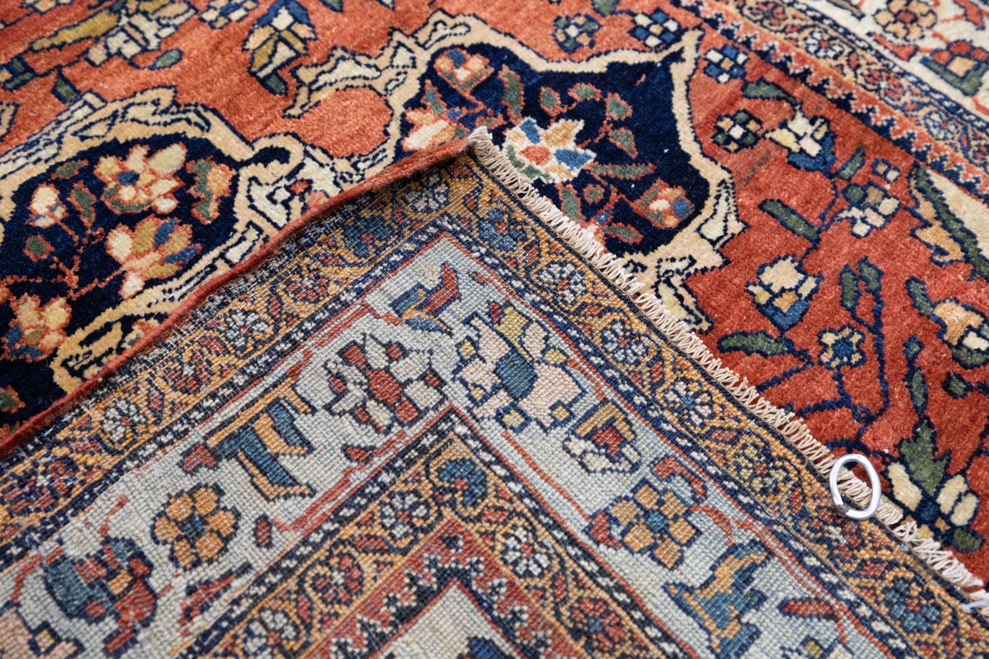 Antiker Farahan Sarouk-Teppich 3'8'' x 5'2'' im Zustand „Gut“ im Angebot in New York, NY