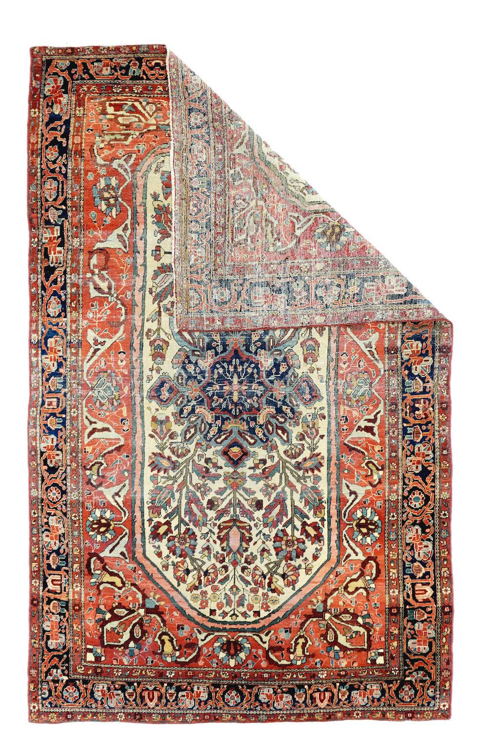 Antiker Farahan Sarouk Teppich 4'0'' x 6'7''. Das Rostfeld weist kräftige, gegabelte Arabesken auf, die das längliche, achteckige Sandunterfeld gut einrahmen. Das zweilagige, ganz in Marineblau gehaltene Medaillon trägt vier bunte Blumenstängel