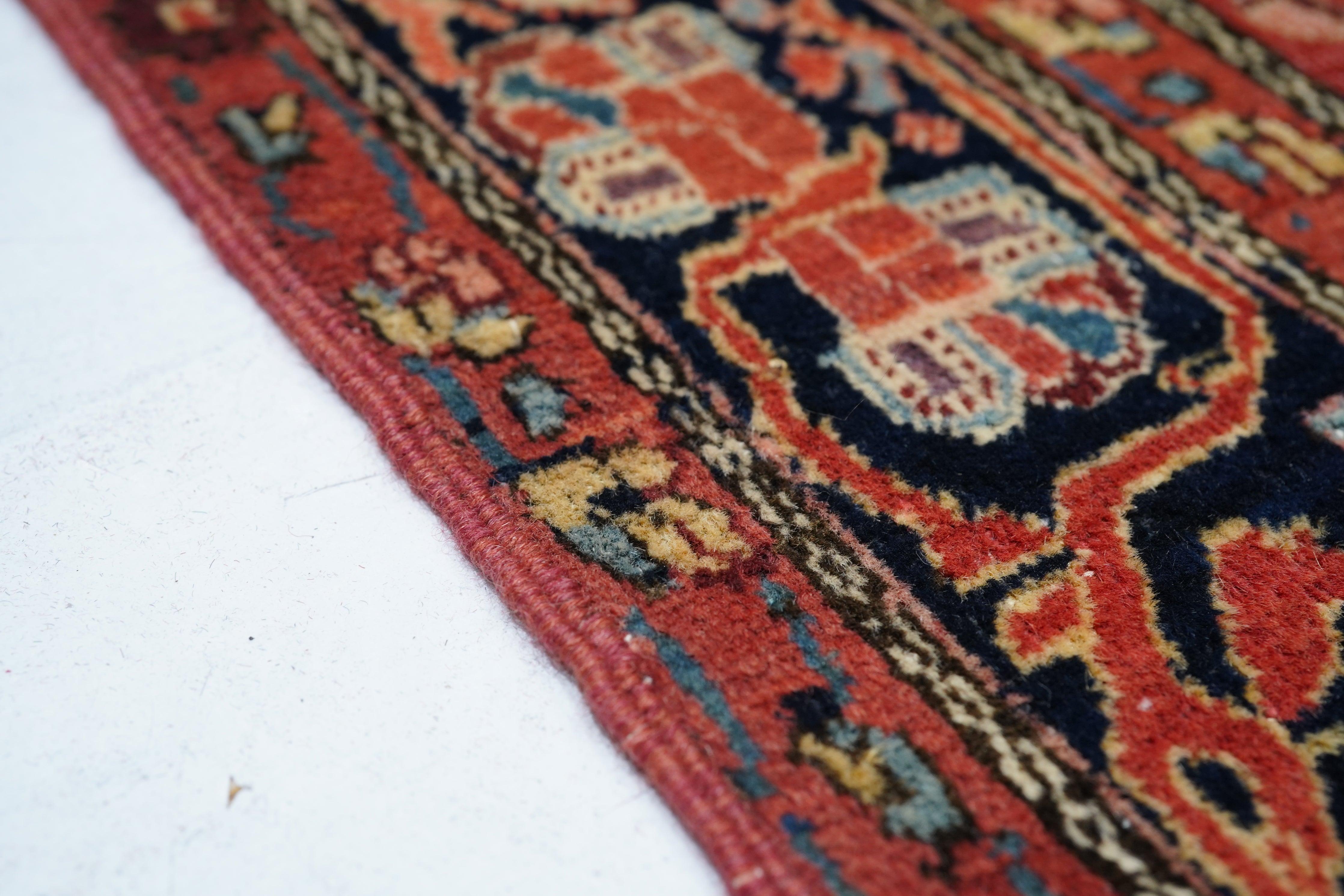 Antiker Farahan Sarouk-Teppich 4'0'' x 6'7'' (Handgeknüpft) im Angebot