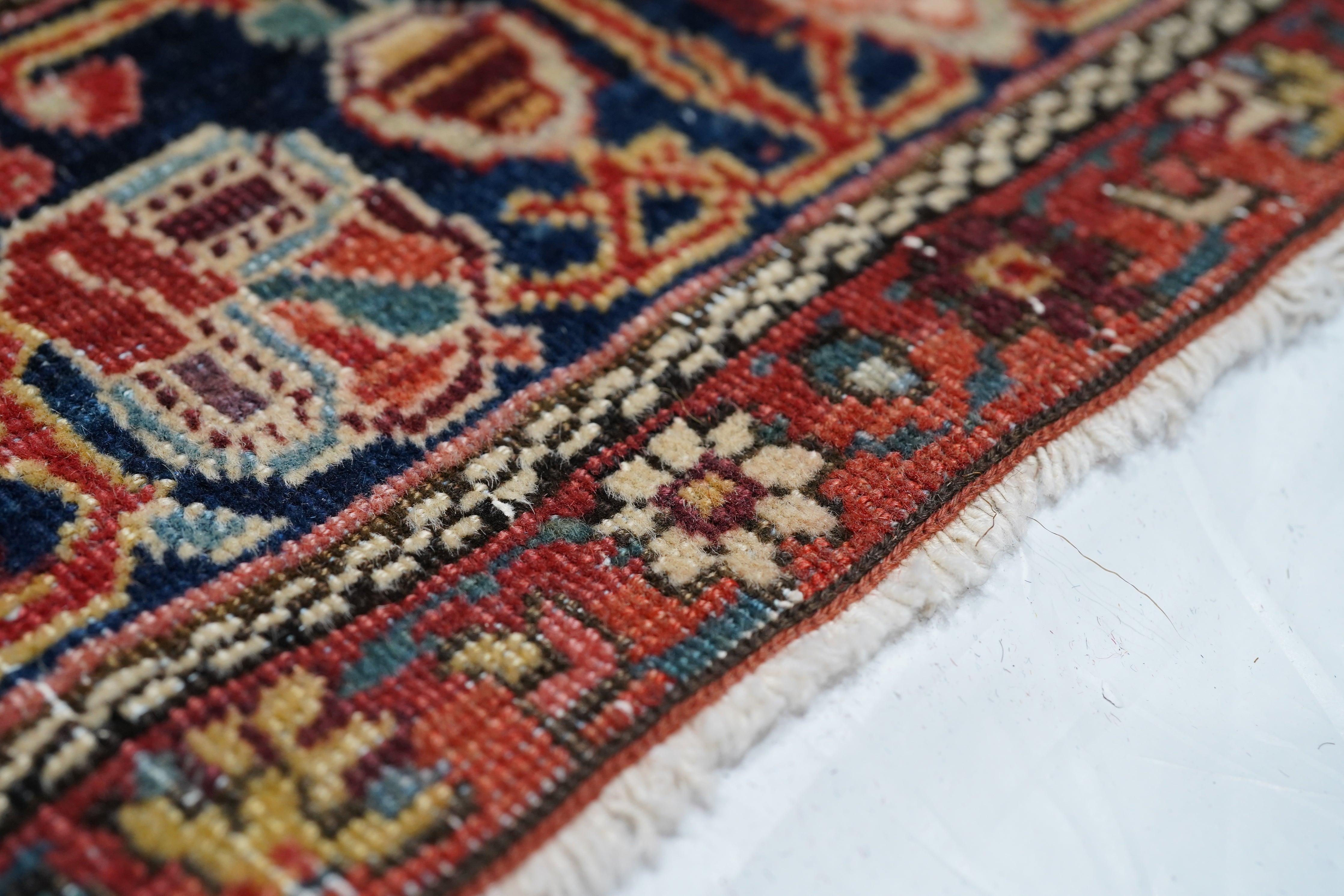 Antiker Farahan Sarouk-Teppich 4'0'' x 6'7'' im Zustand „Gut“ im Angebot in New York, NY