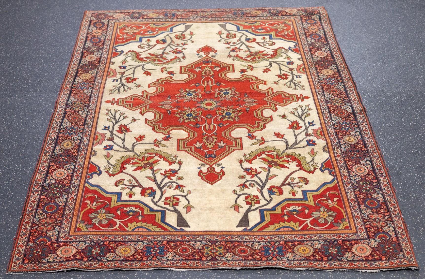 Antiker Farahan Sarouk-Teppich 4'2'' x 6'3'' im Zustand „Gut“ im Angebot in New York, NY