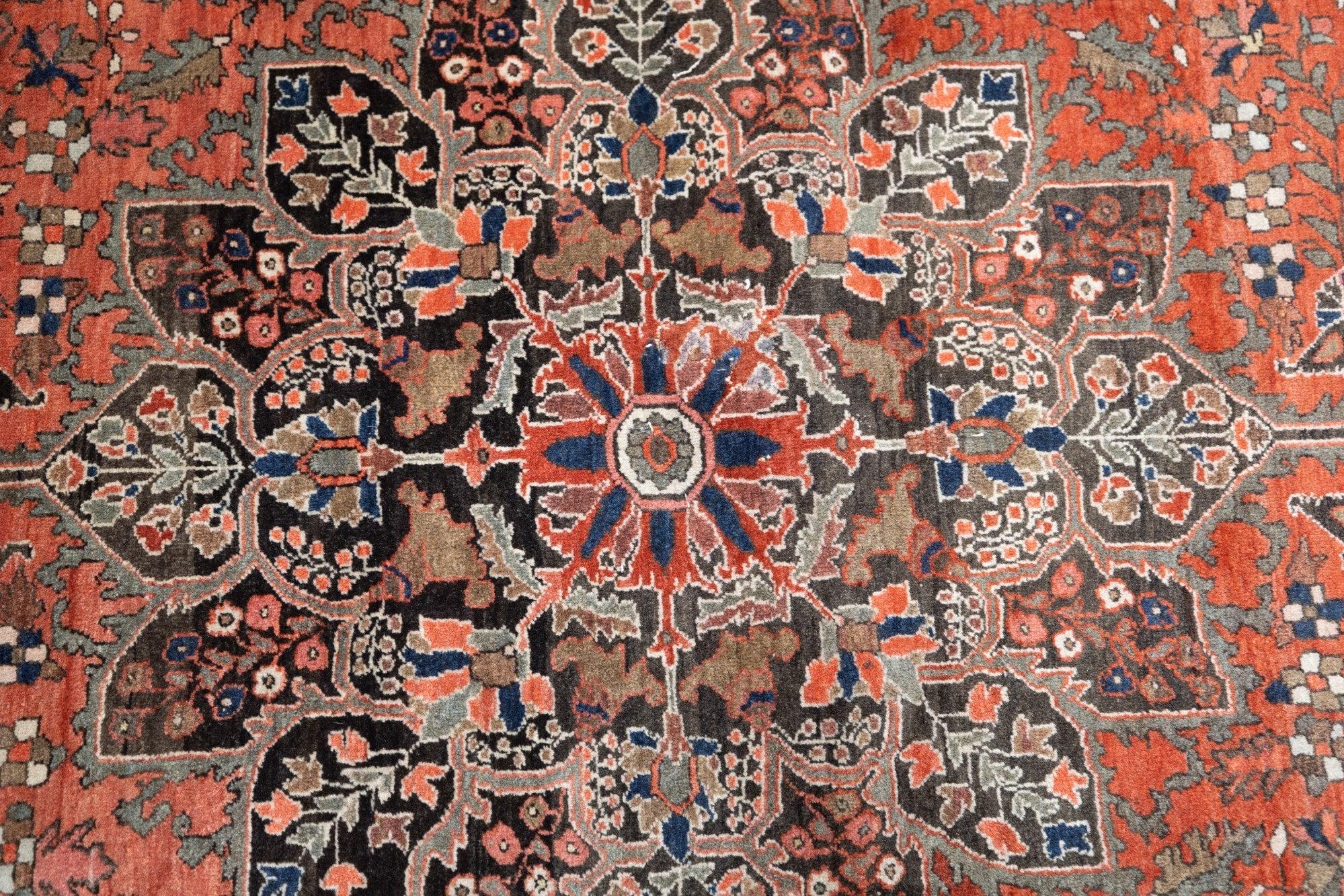 Antiker Farahan Sarouk-Teppich 4'2'' x 6'5'' im Zustand „Gut“ im Angebot in New York, NY