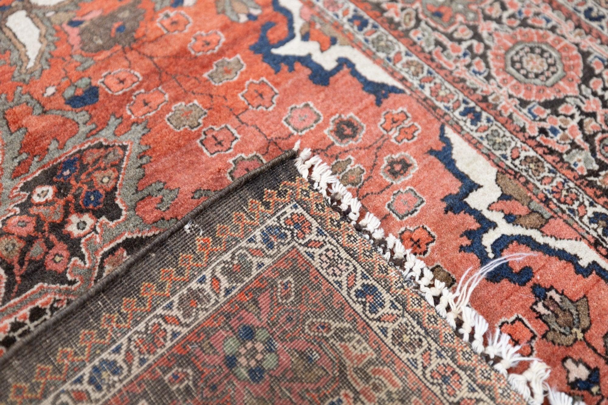 Antiker Farahan Sarouk-Teppich 4'2'' x 6'5'' im Angebot 1