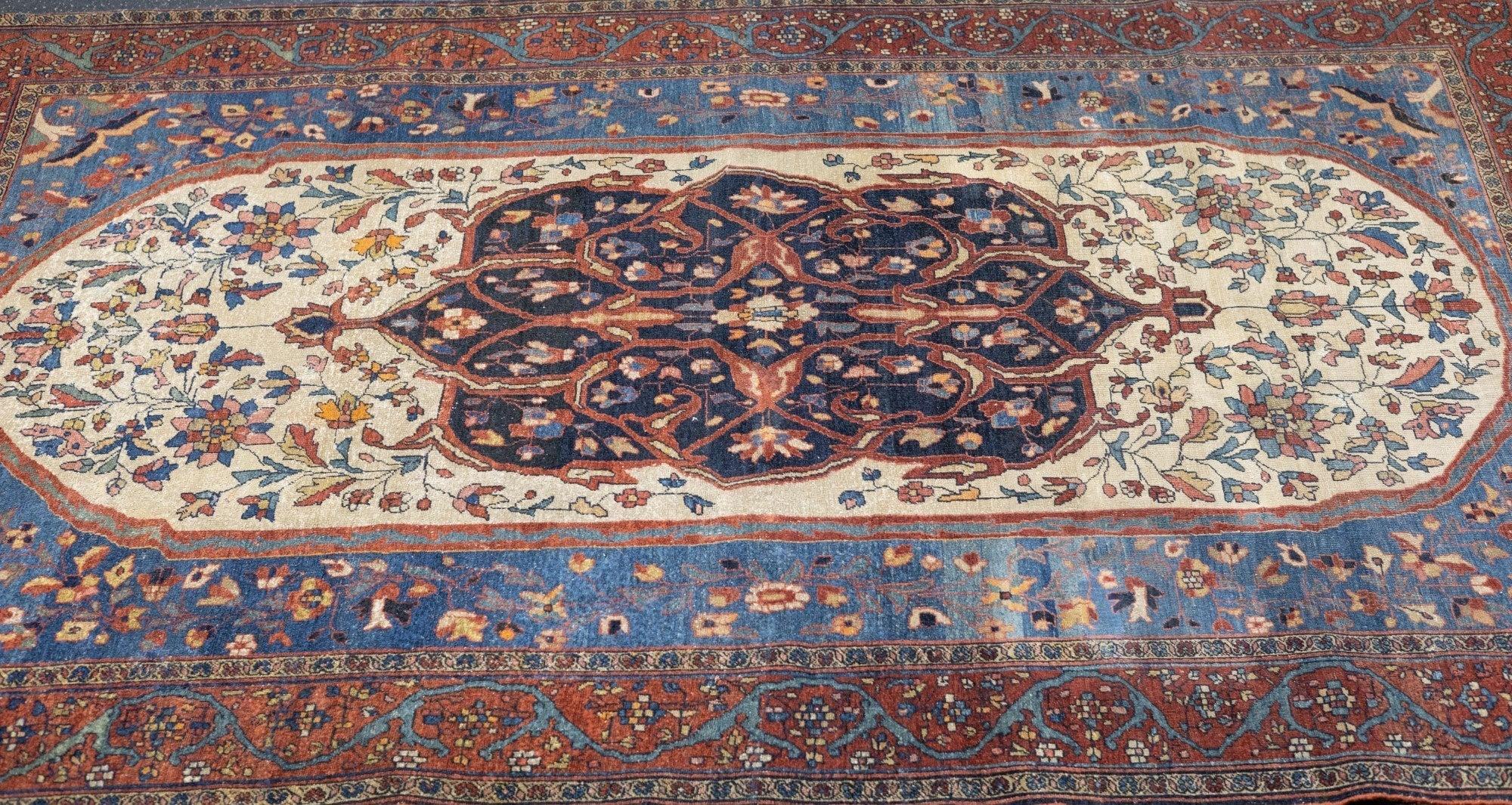 Antiker Farahan Sarouk-Teppich 4'3'' x 6'6'' (19. Jahrhundert) im Angebot