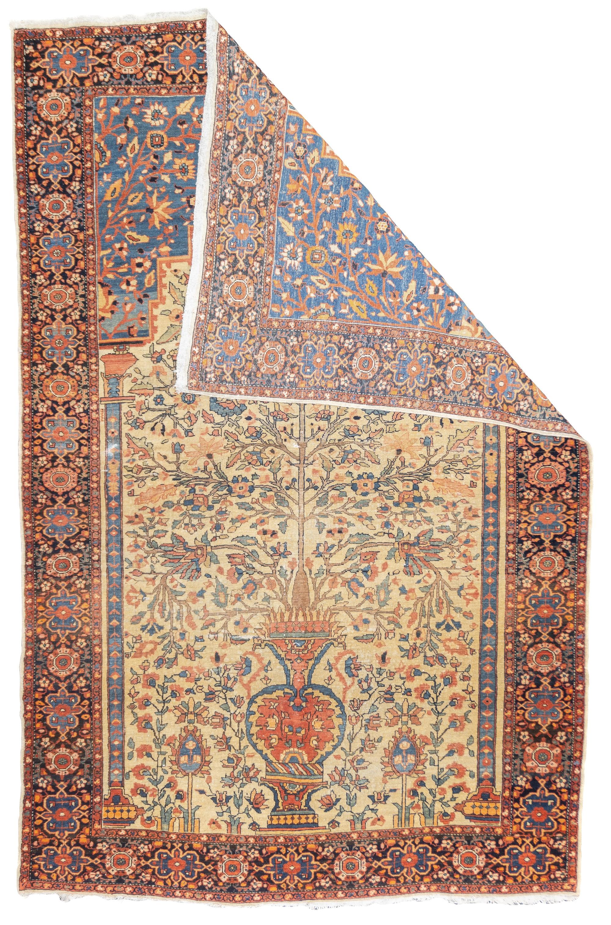 Alfombra Sarouk Farahan Antigua 4'3'' x 6'7''. Las piezas de esparto y de tamaño de habitación fabricadas en la zona de Arak/Sultanabad, entre 1880 y 1910, con texturas firmes y correosas bien tejidas, y fuertes en tonos rojos, marinos y crudos,
