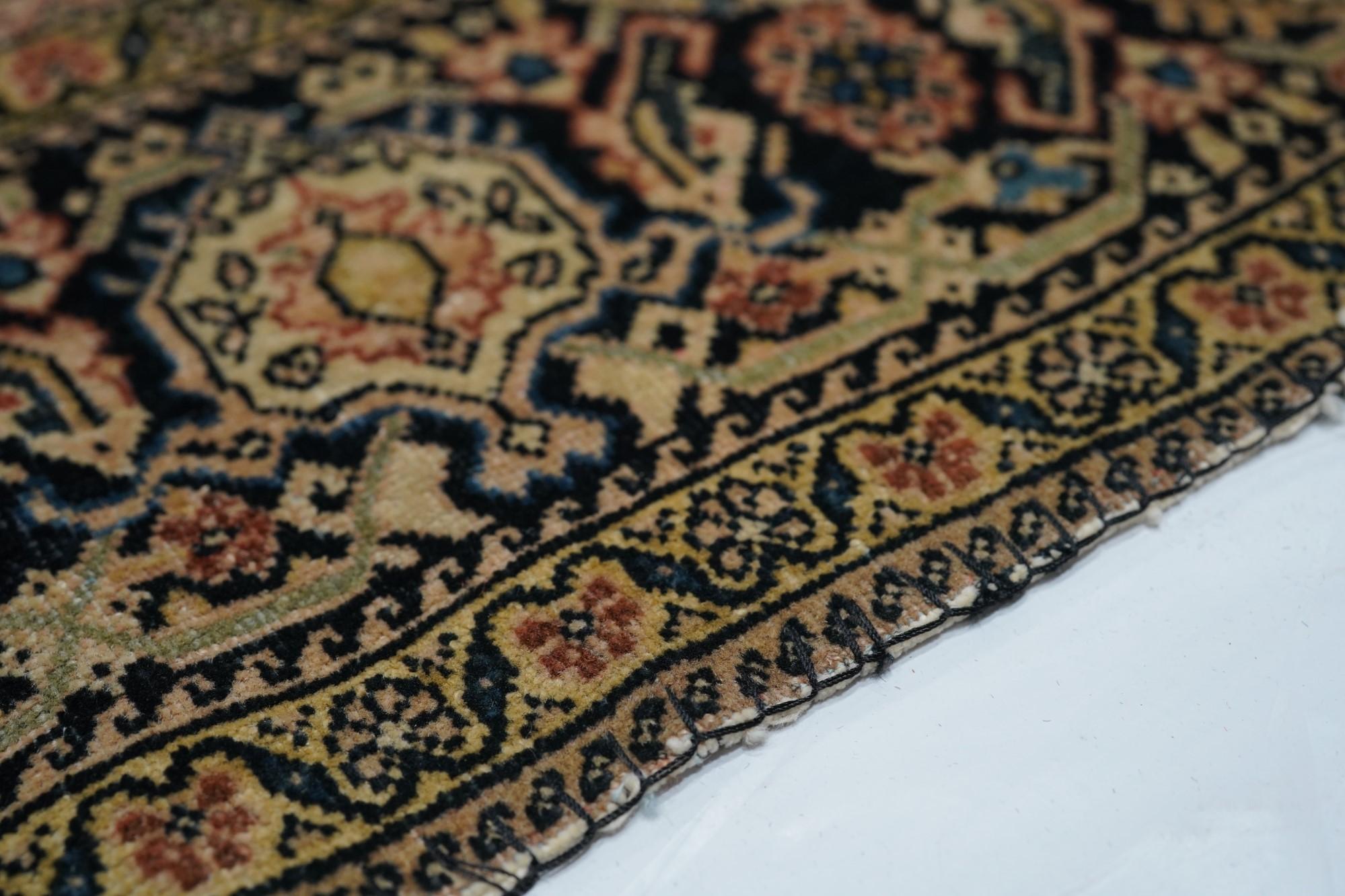 Antique Farahan Sarouk Rug 4'3'' x 6'7'' In Excellent Condition For Sale In New York, NY