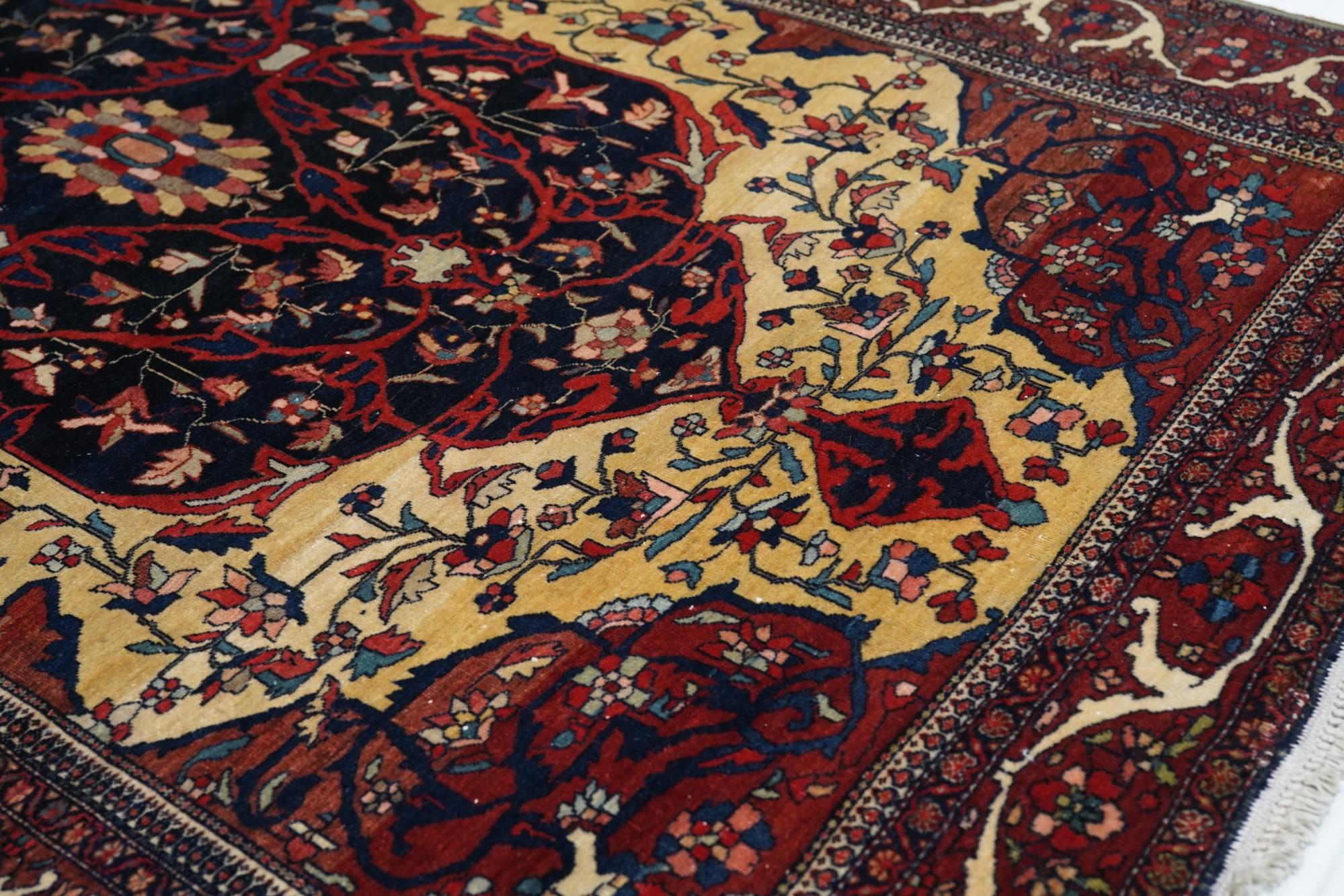 Antiker Farahan Sarouk-Teppich 4'3'' x 6'8'' im Zustand „Hervorragend“ im Angebot in New York, NY