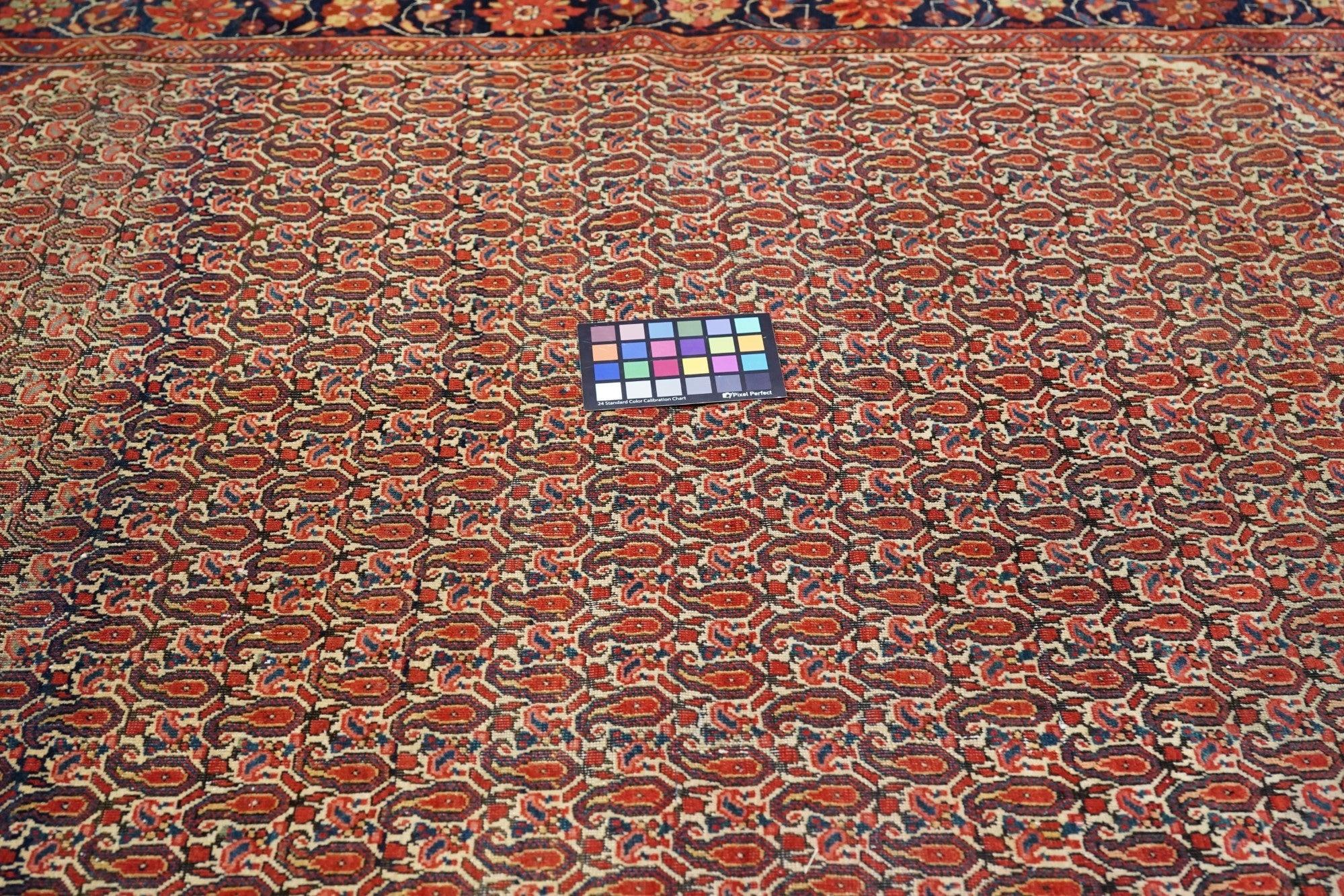 Antiker Farahan Sarouk-Teppich 4'4'' x 6'7'' im Zustand „Gut“ im Angebot in New York, NY