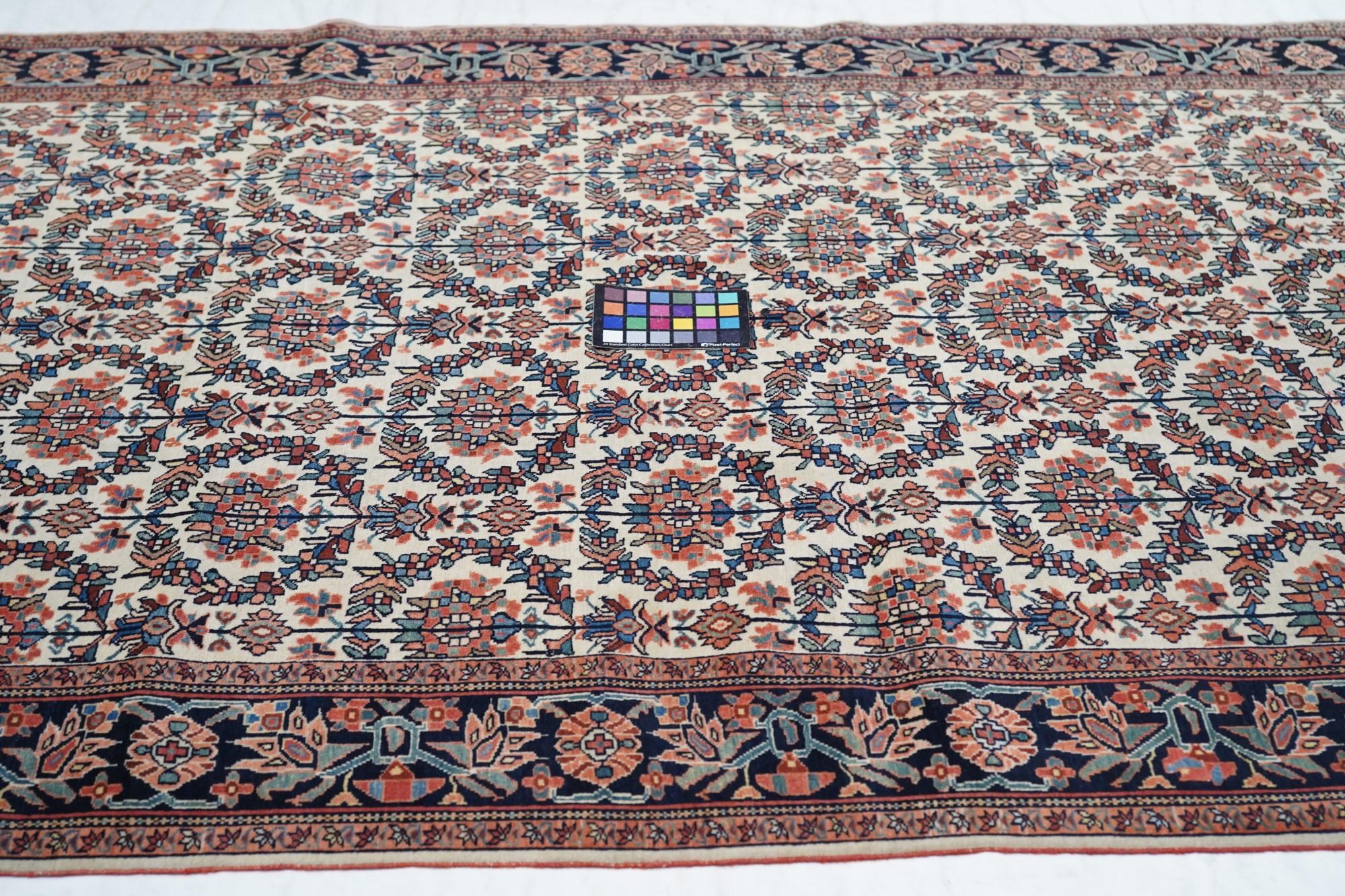 Antiker Farahan Sarouk-Teppich 4'5'' x 6'10'' im Angebot 3