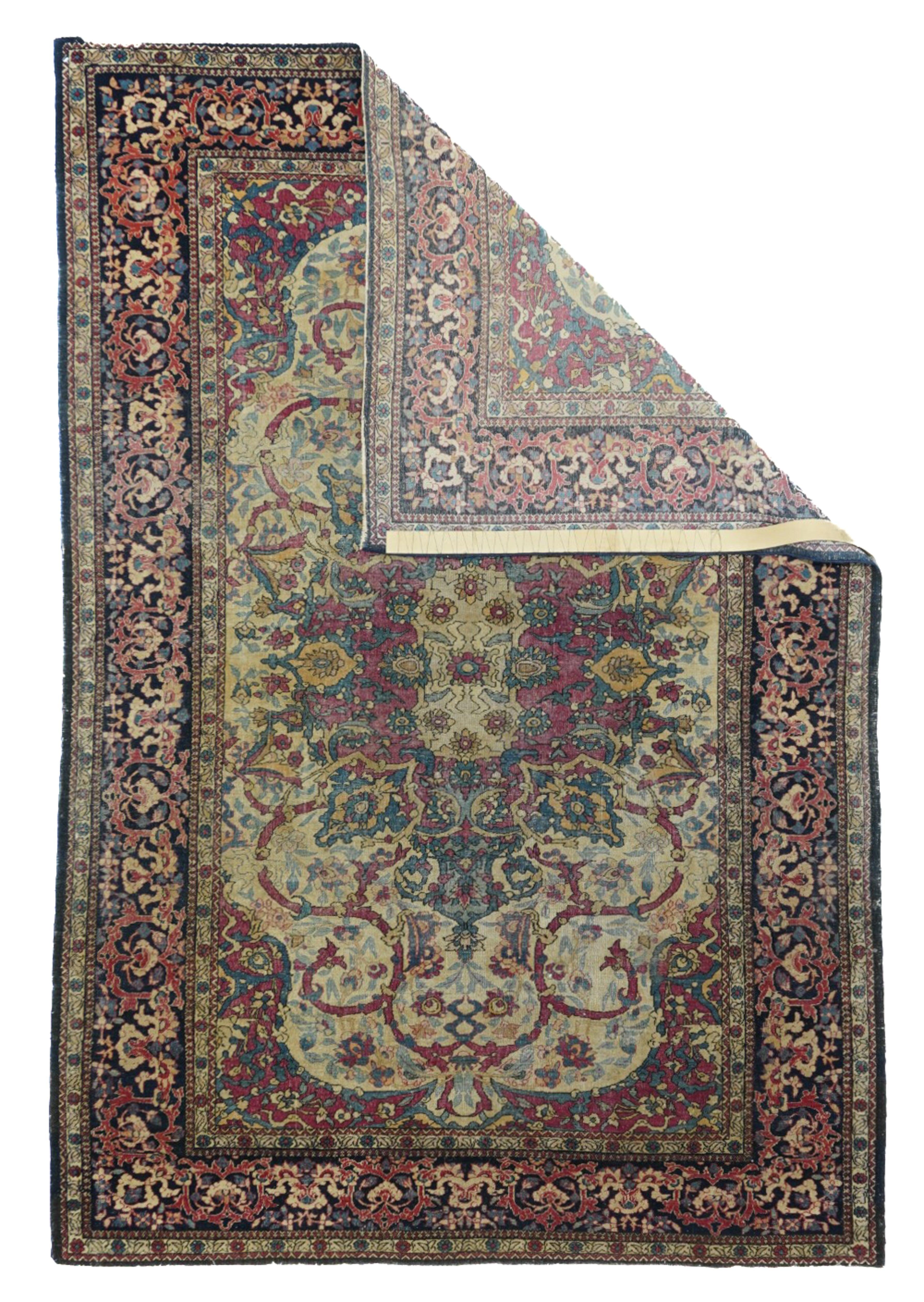 Tappeto antico Sarouk Farahan 4'7'' x 6'10''. Un medaglione verde acqua con pendenti vasiformi a volute strettamente attaccate, centra il campo ecru con arabeschi a cinghie serpeggianti sopra e sotto. Insoliti angoli concavi color verde acqua. Bordo