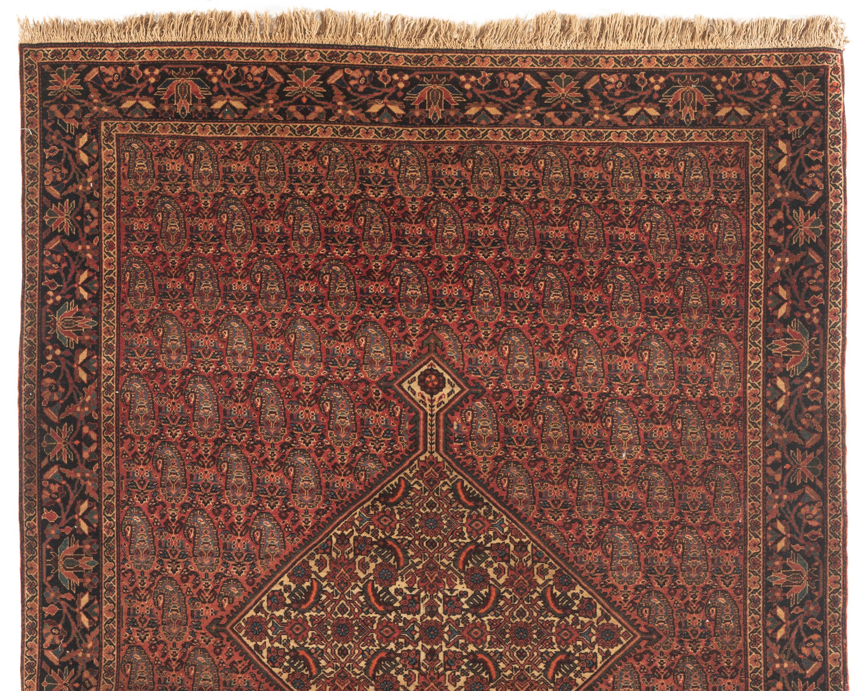 Antico tappeto Sarouk Farahan del 1890 circa. I tappeti Sarouk provengono dalla Persia centro-occidentale. Questo tappeto presenta un meraviglioso disegno dettagliato, con un campo centrale color ruggine pieno di boteh e un fondo avorio racchiuso da