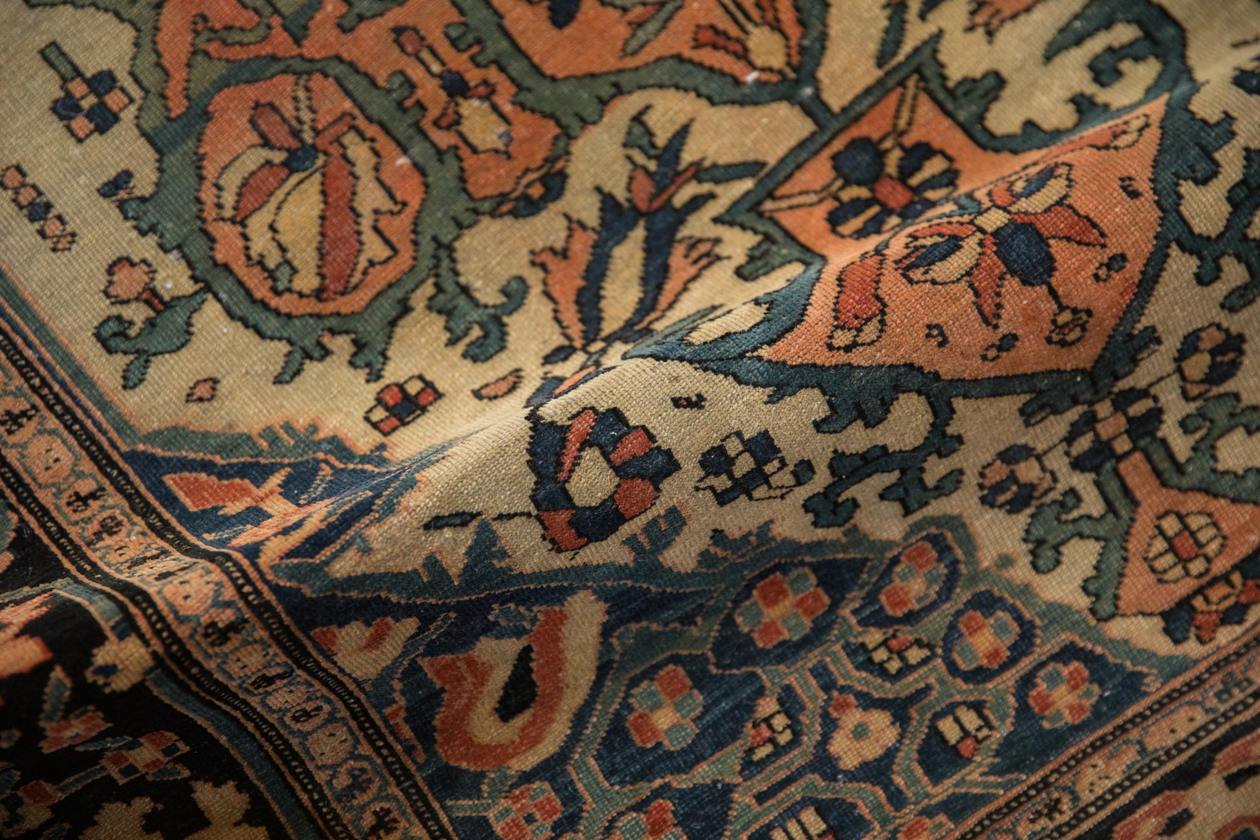 Antiker quadratischer Farahan Sarouk-Teppich im Angebot 2