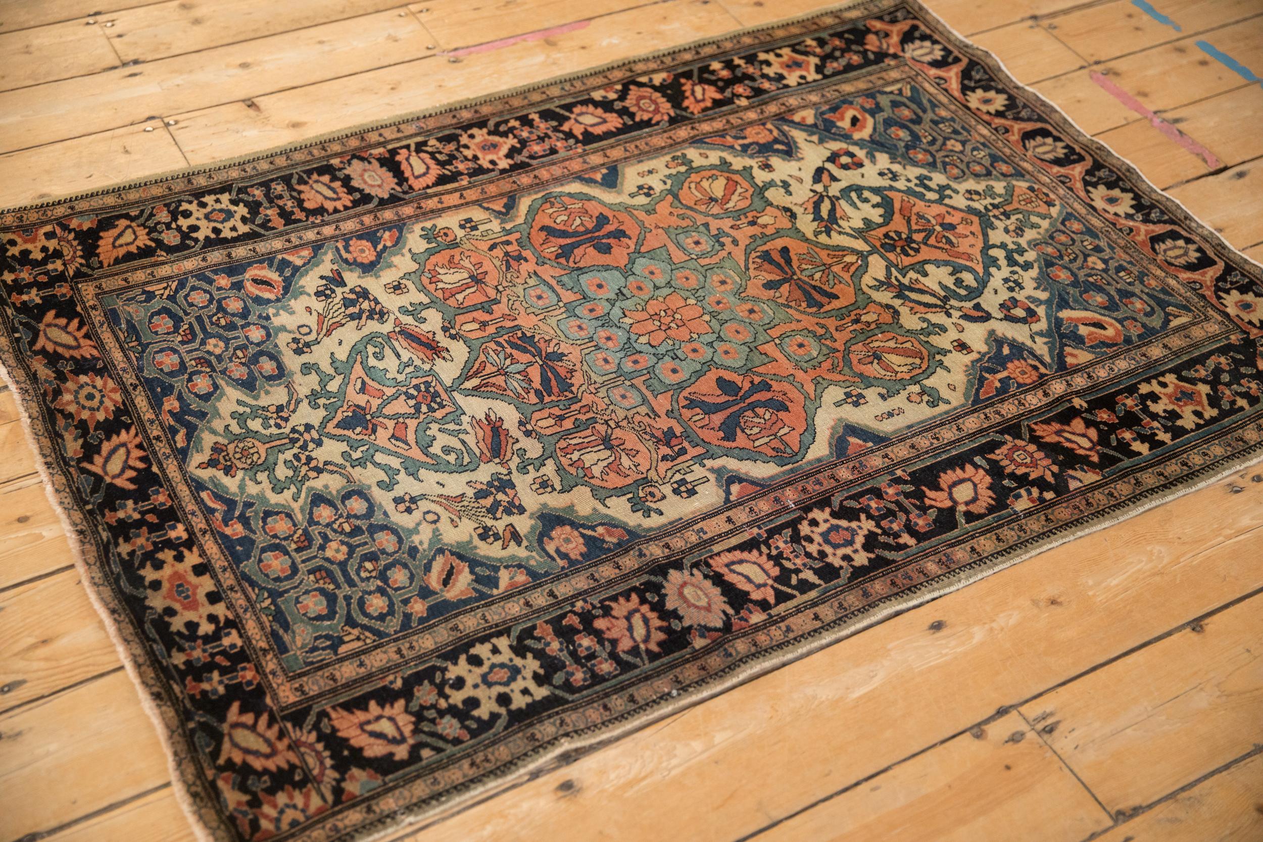 Antiker quadratischer Farahan Sarouk-Teppich im Zustand „Relativ gut“ im Angebot in Katonah, NY