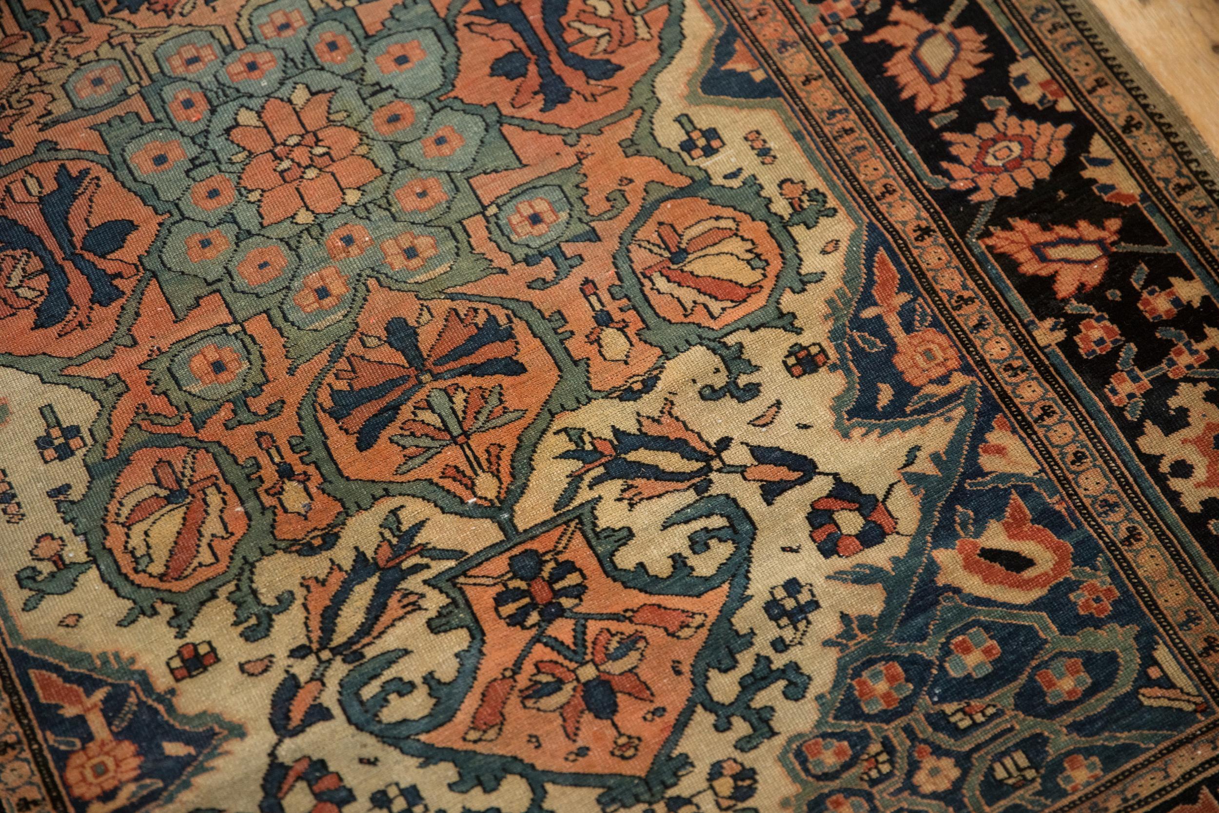 Antiker quadratischer Farahan Sarouk-Teppich im Angebot 1