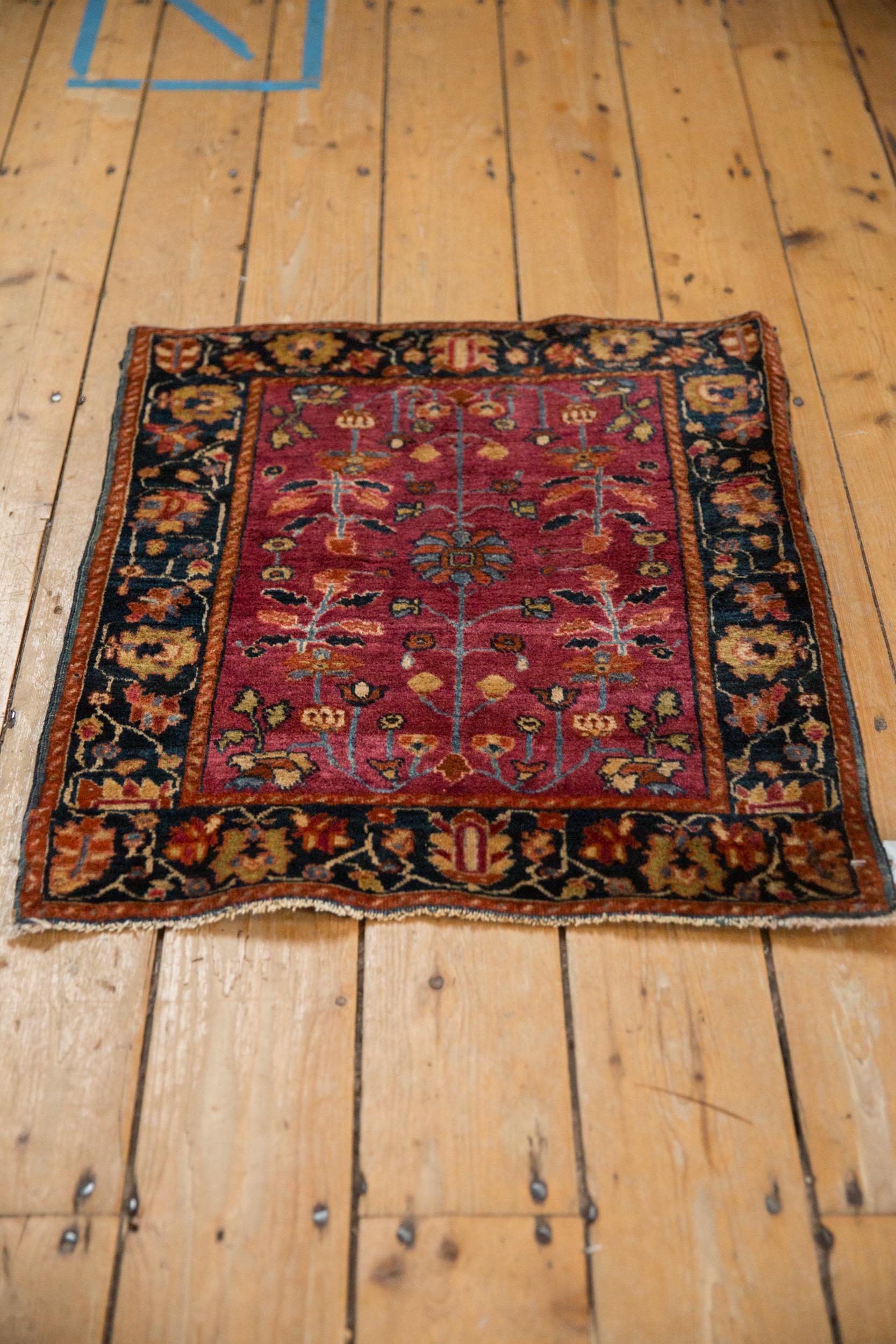 Antike Farahan Sarouk Quadratische Teppichmatte im Zustand „Gut“ im Angebot in Katonah, NY
