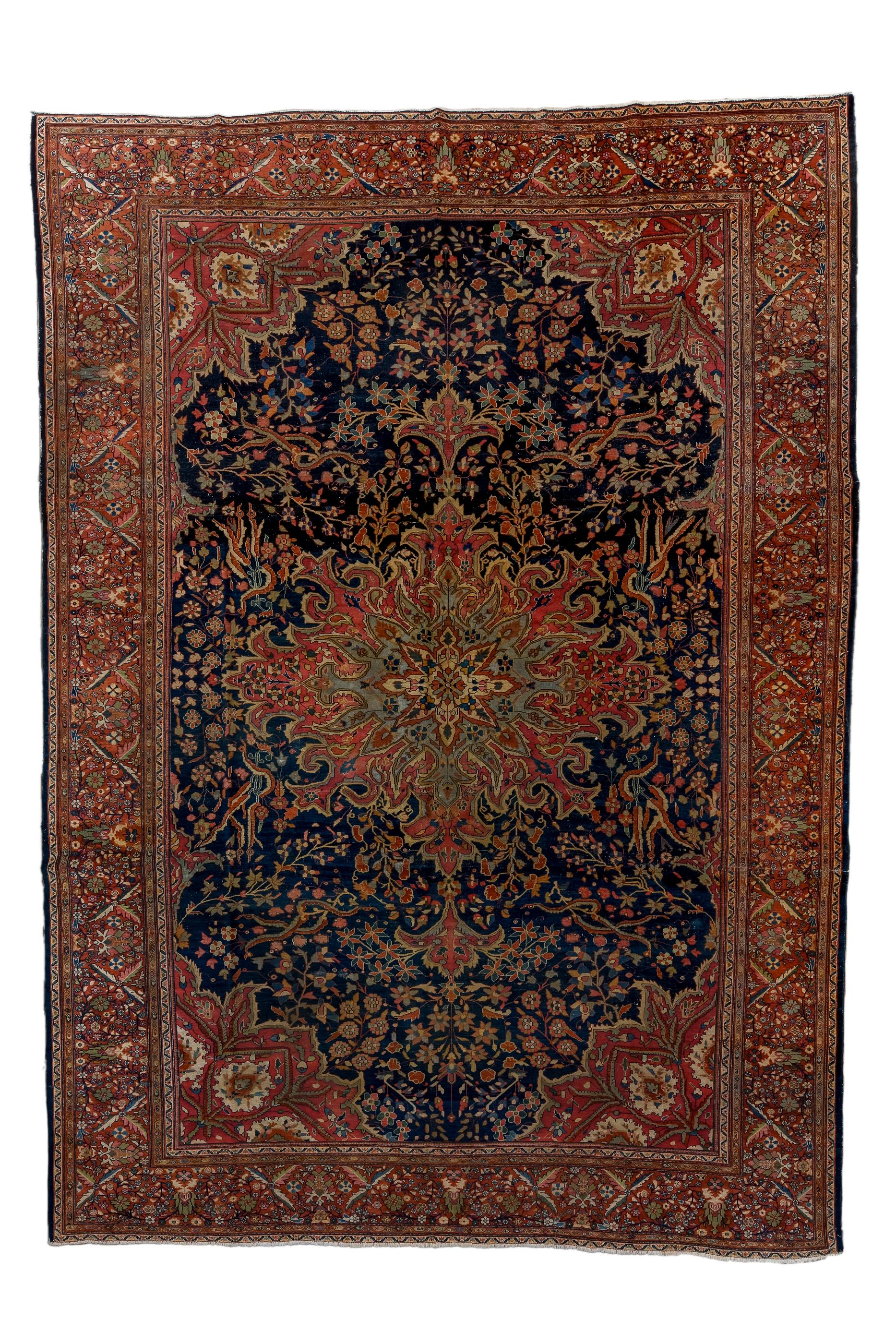 Le champ marine de ce tapis de village très bien tissé présente un motif de petites fleurs en quatre sections, tout en abritant un pendentif.  griffe et médaillon en saillie avec  des sous-médaillons bleu clair et écru.  Coins rouges avec de grandes