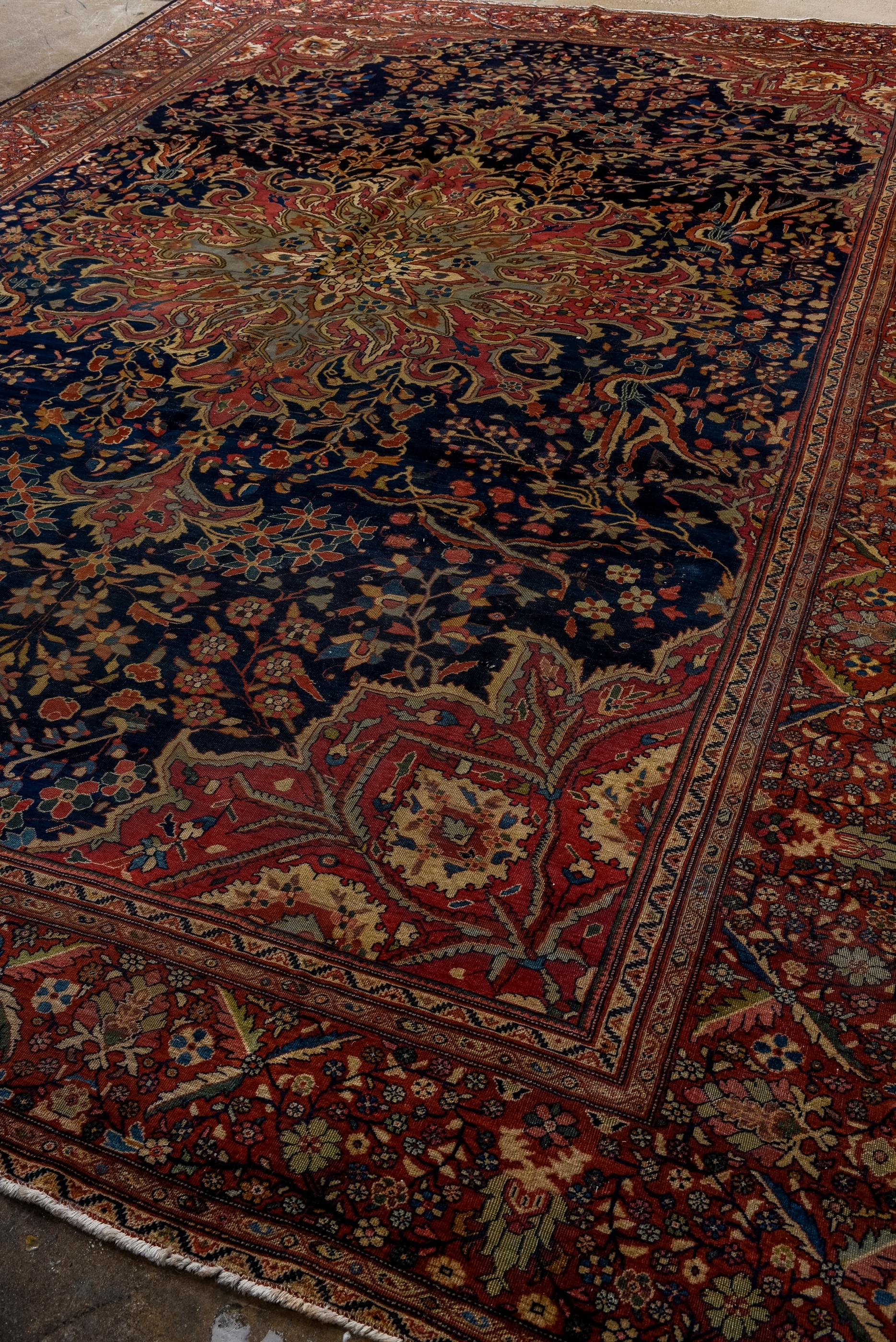 Perse Ancien sarouk Farahan avec médaillon exceptionnel sur le champ de la marine, vers 1900 en vente