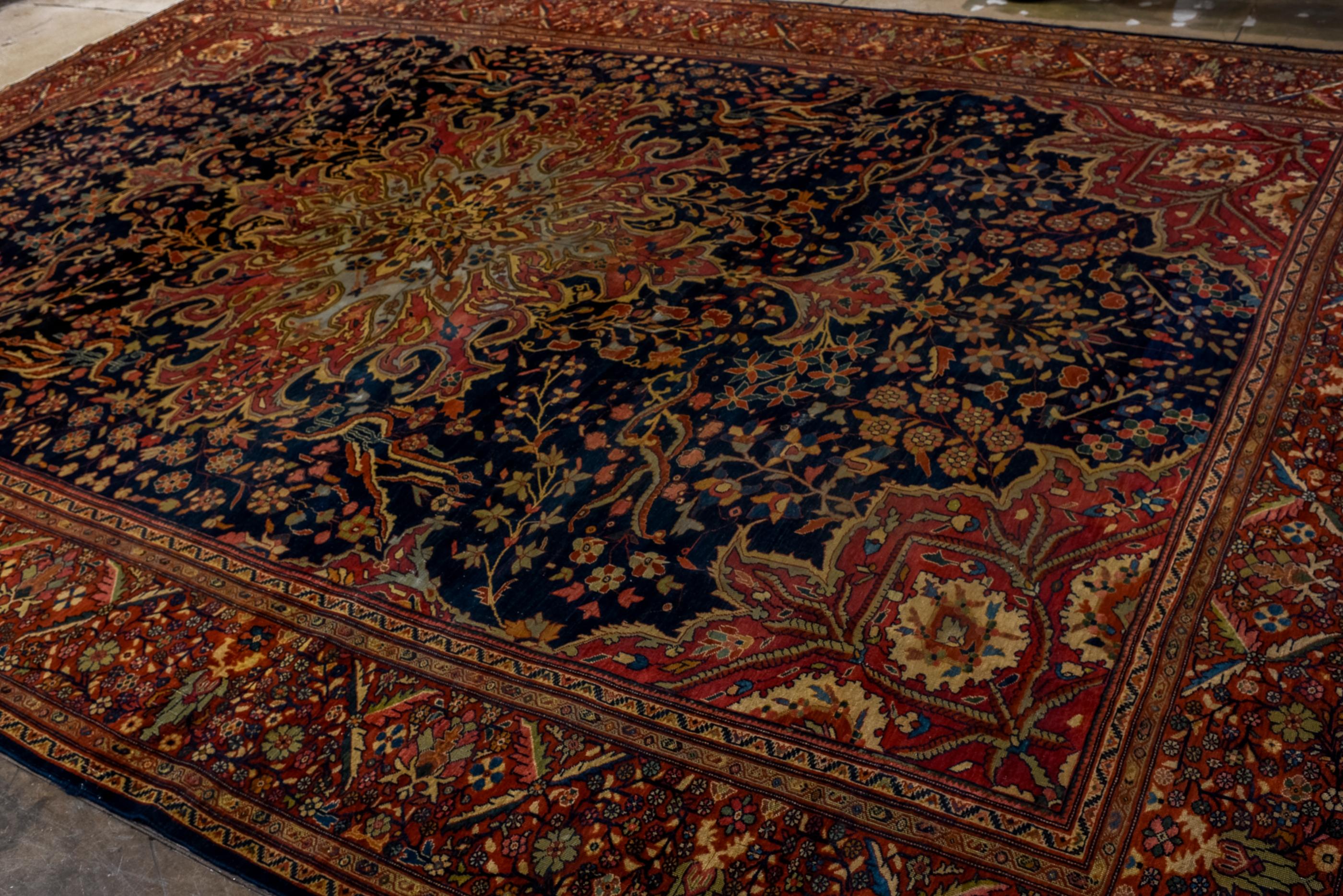 Ancien sarouk Farahan avec médaillon exceptionnel sur le champ de la marine, vers 1900 en vente 1