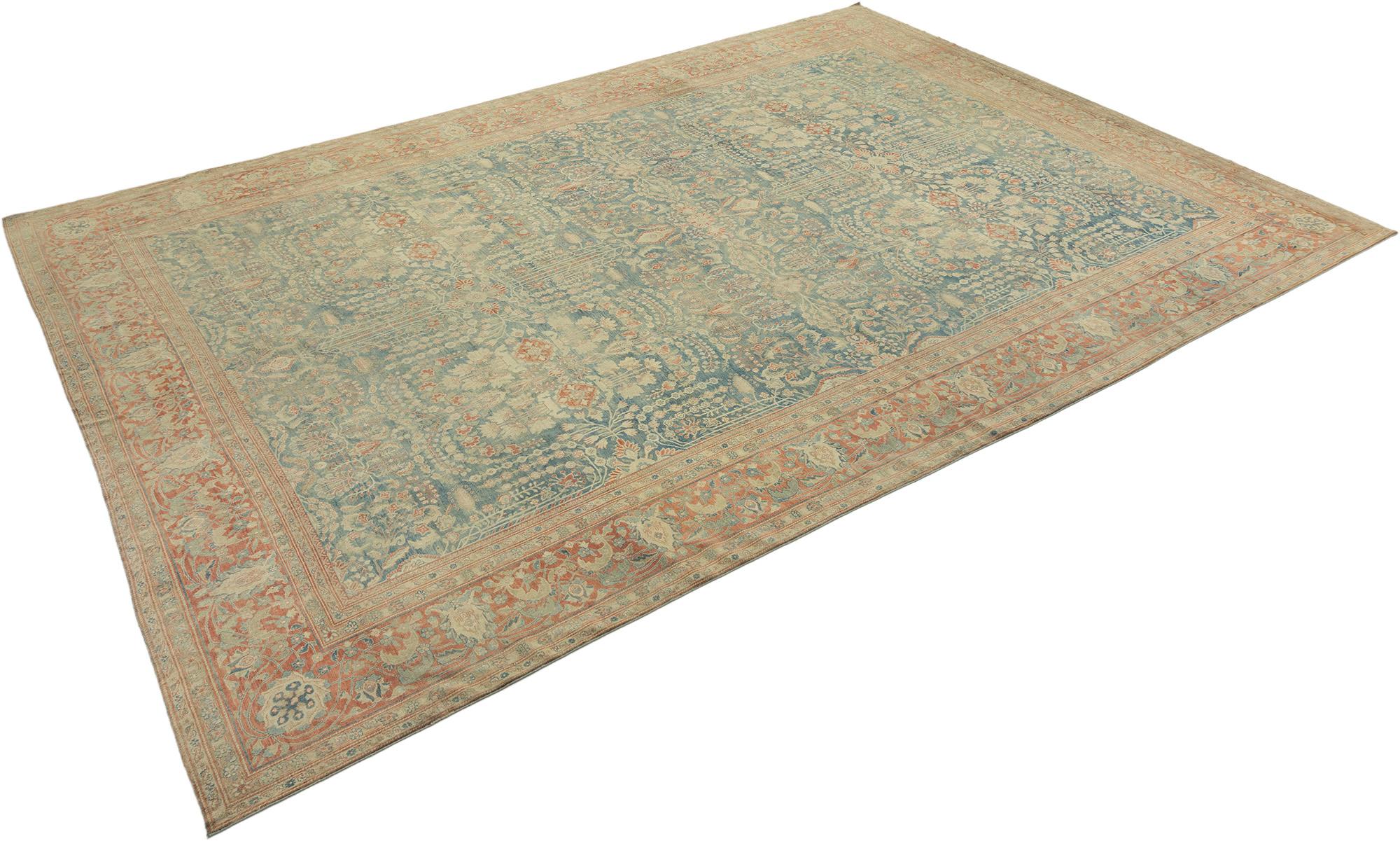 Handgeknüpfter antiker Farahan-Teppich, gewebt in Zentralpersien, Ende des 19. bis Anfang des 20. Jahrhunderts.

Mit einem sehr detaillierten floralen Allover-Muster mit fein gezeichneten Motiven und Gitterwerk. Das zartblaue Feld wird durch