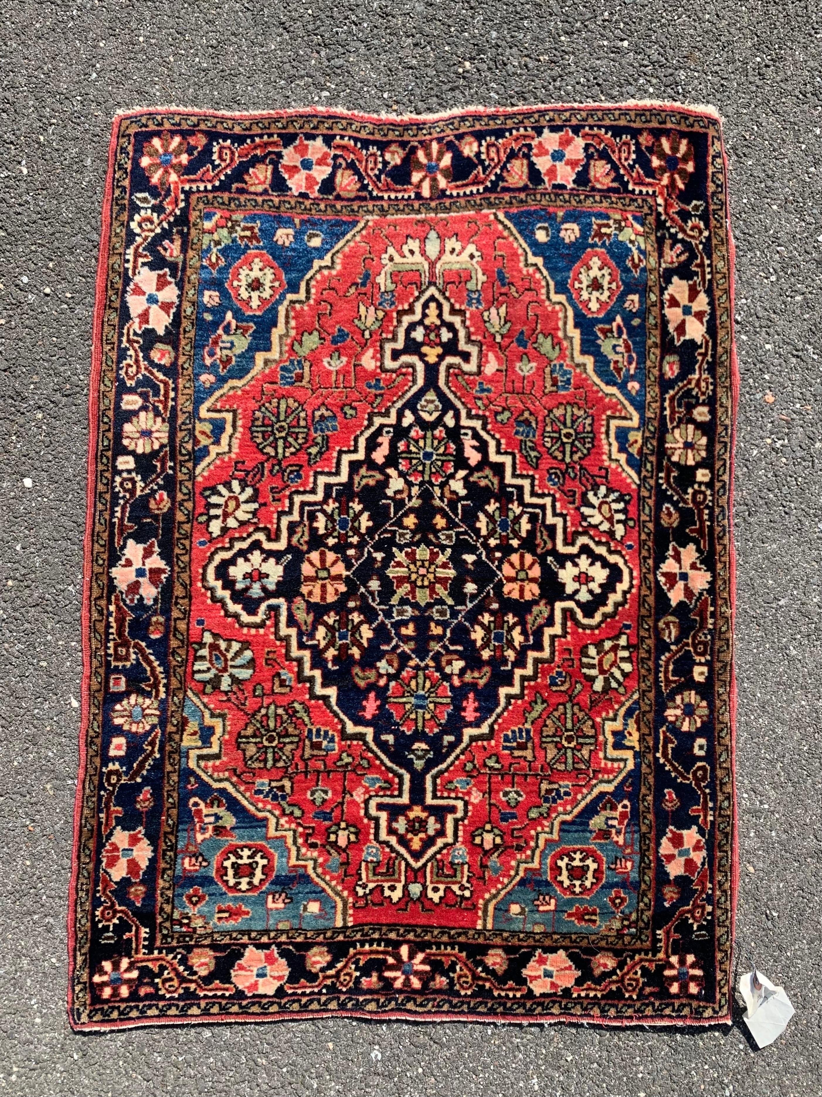 Unverfälschter antiker Farahan Sarouk aus den 1930er Jahren mit den Maßen 2,2 x 2,6 Fuß.

Persische Farahan-Sarouk-Teppiche wurden im Dorf Sarouk gewebt, aber diese Teppiche erhielten den Namen 