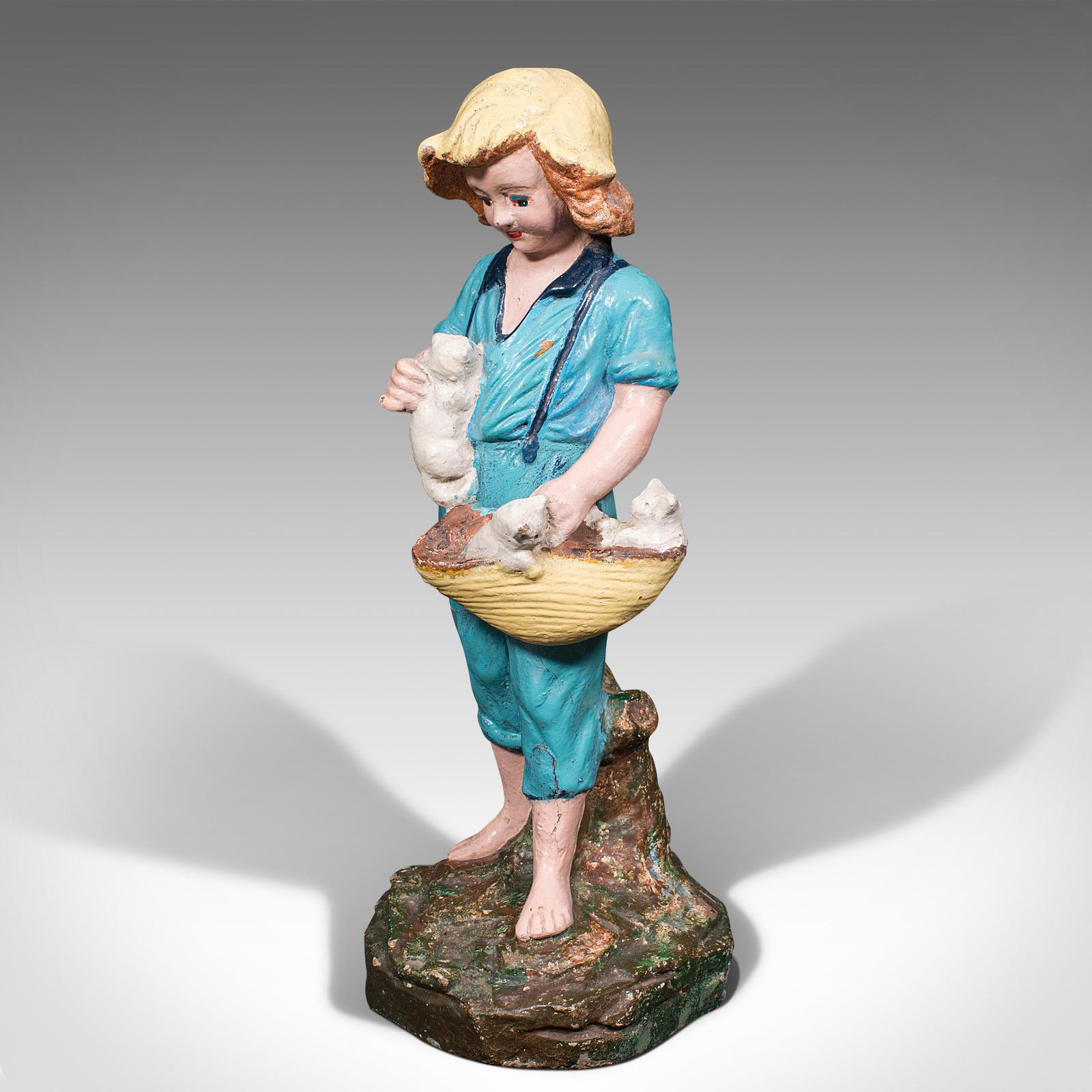 Français Statue décorative française ancienne d'une jeune fille de ferme, provinciale, fin de l'époque victorienne en vente