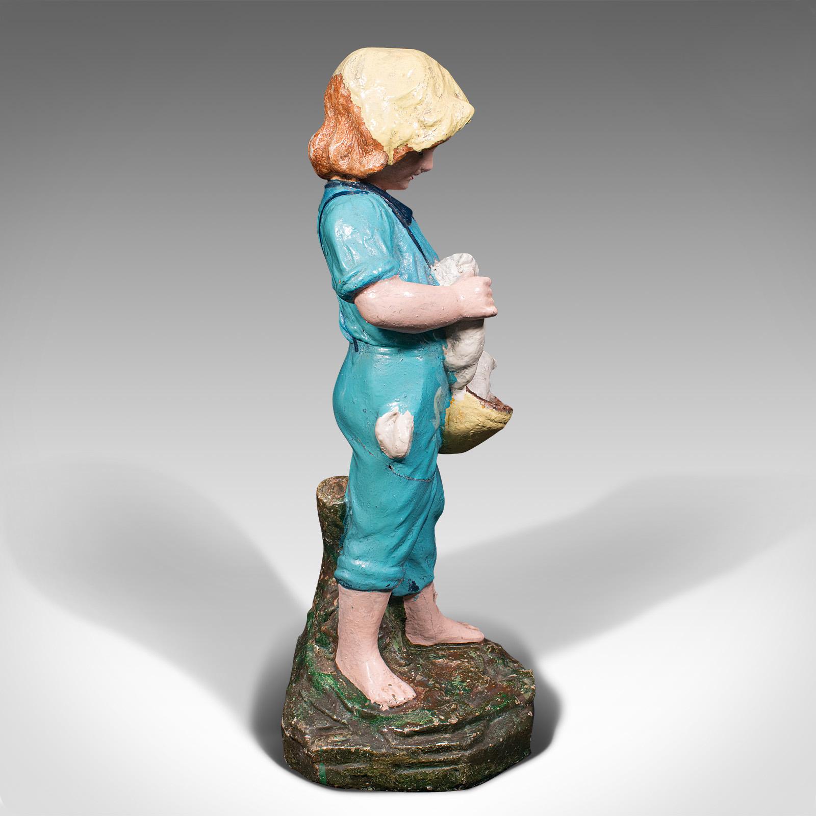 Statue décorative française ancienne d'une jeune fille de ferme, provinciale, fin de l'époque victorienne Bon état - En vente à Hele, Devon, GB