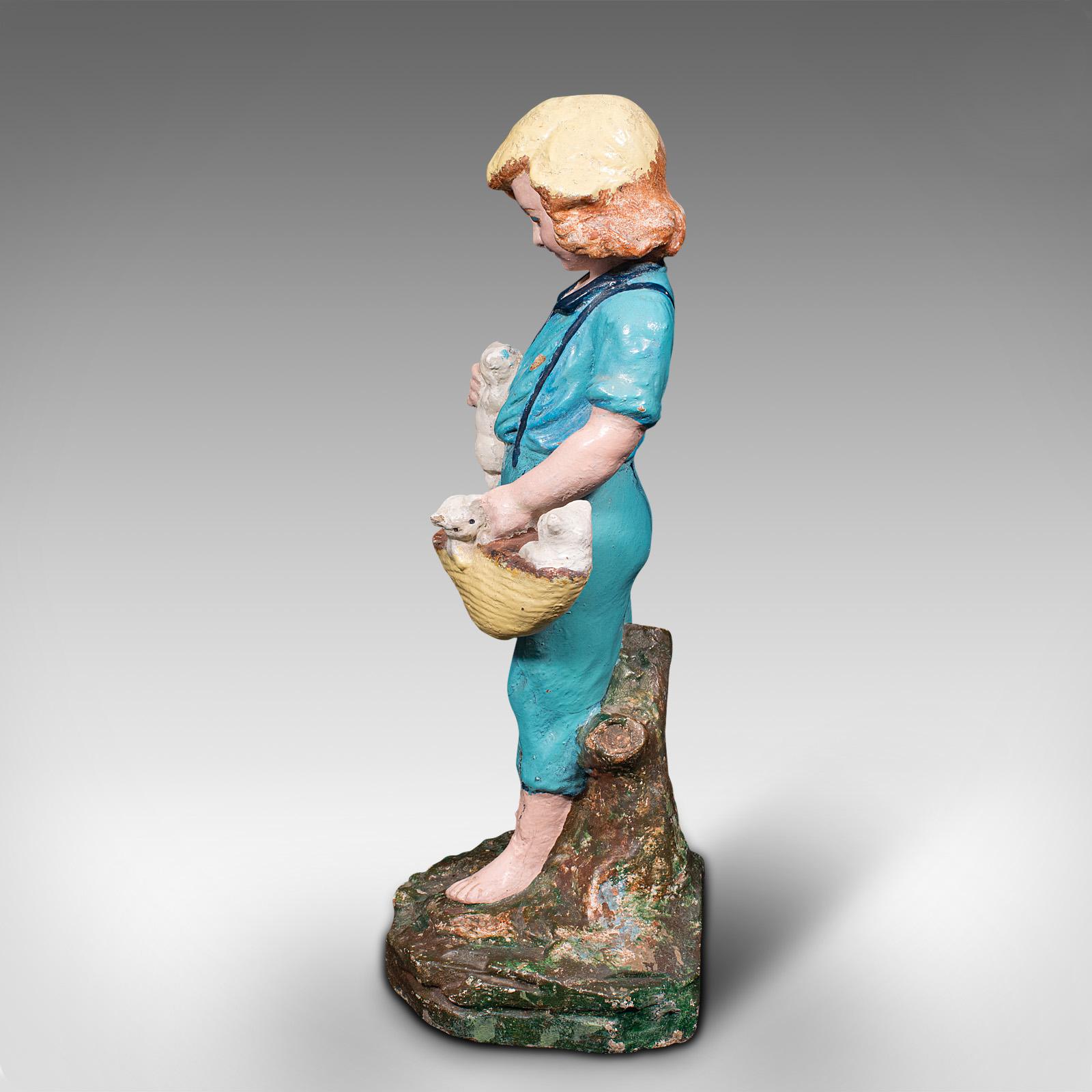 Pierre Statue décorative française ancienne d'une jeune fille de ferme, provinciale, fin de l'époque victorienne en vente