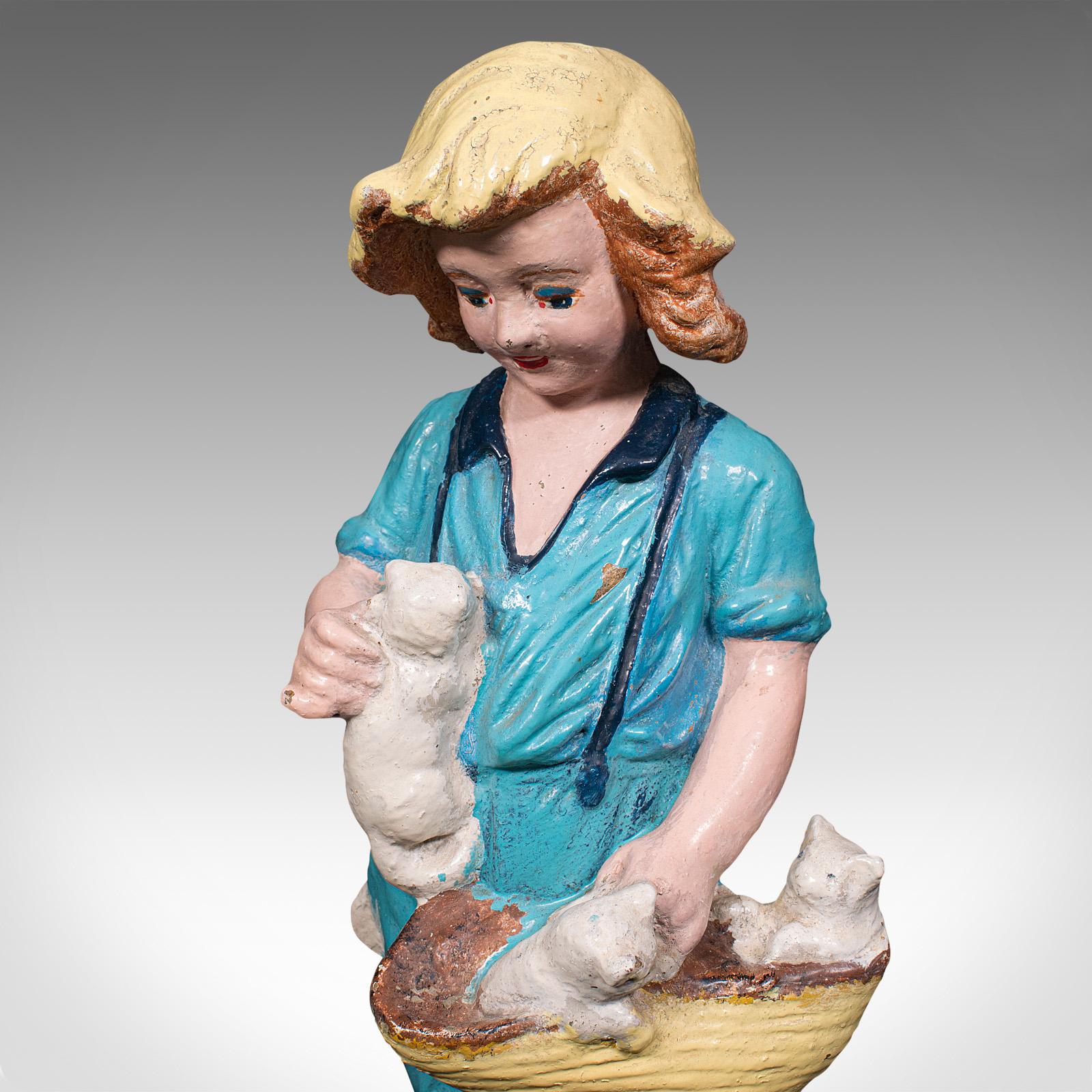 Statue décorative française ancienne d'une jeune fille de ferme, provinciale, fin de l'époque victorienne en vente 1
