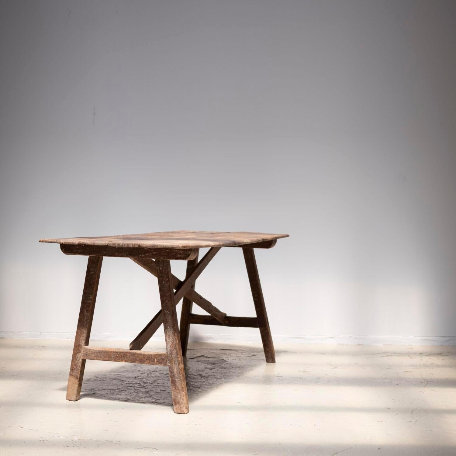 Table de ferme antique d'Espagne.
Rustique mais magnifiquement vieilli. Pièce unique.