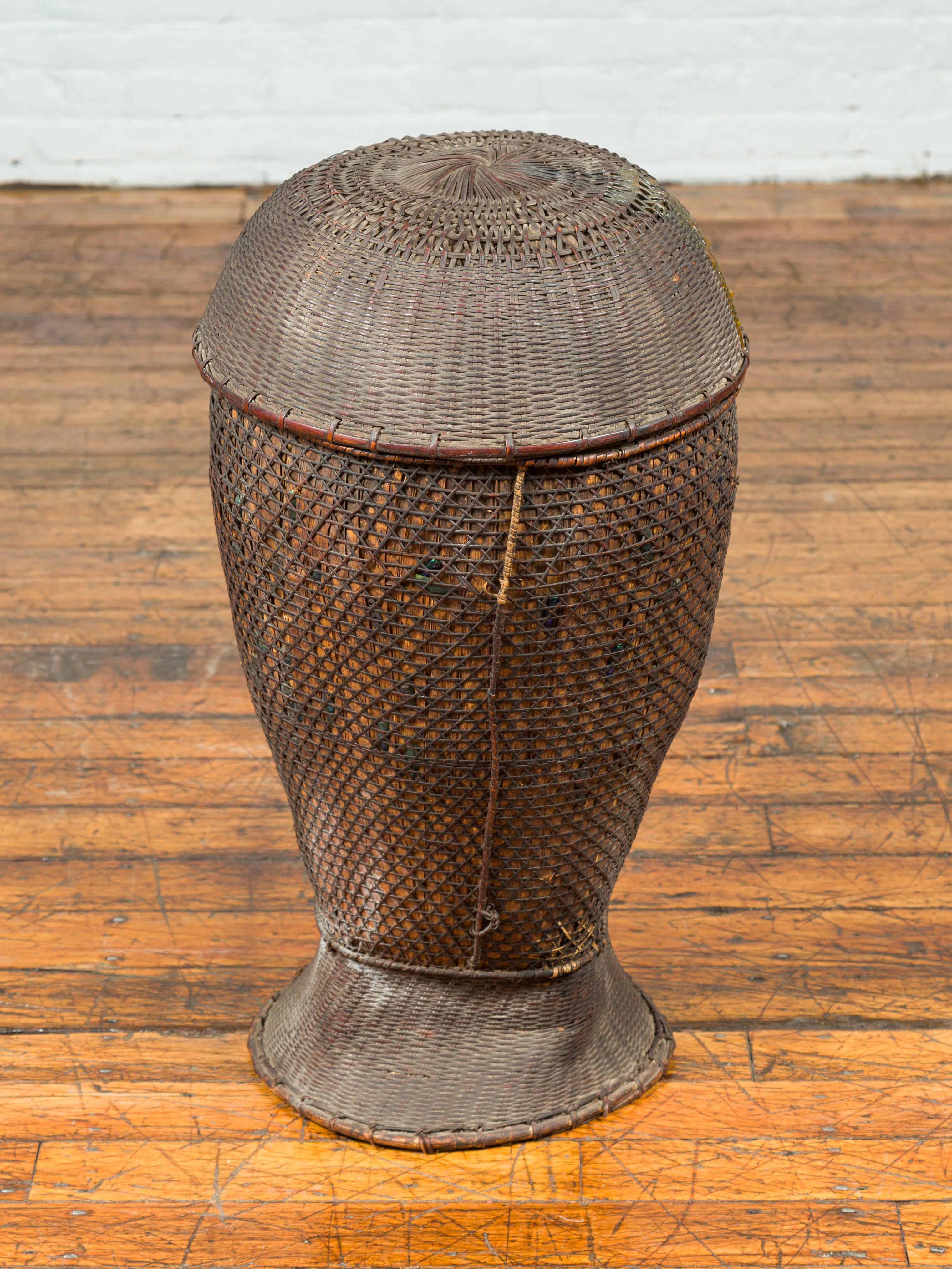 Antiker Farmer's Grain Basket mit schillernden Motiven und verwittertem Erscheinungsbild im Angebot 2