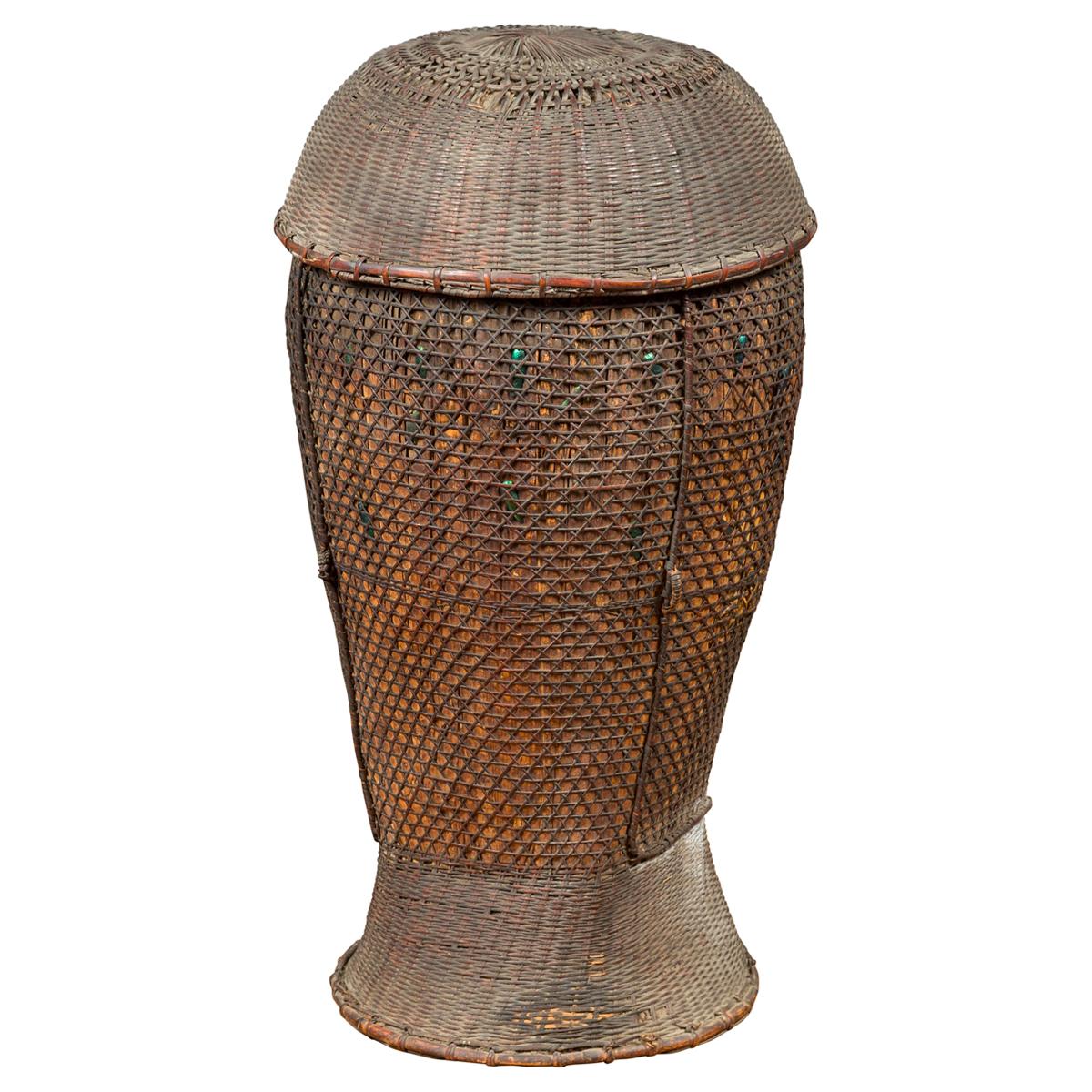 Antiker Farmer's Grain Basket mit schillernden Motiven und verwittertem Erscheinungsbild im Angebot